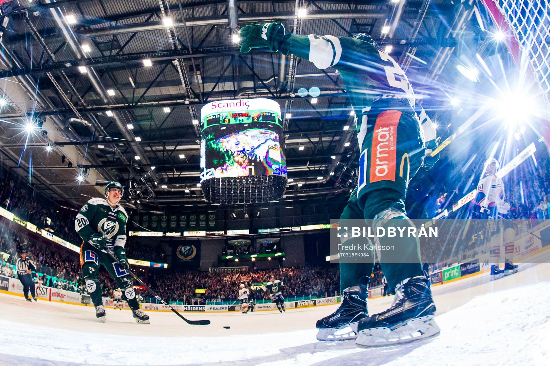 Färjestads Joel Eriksson Ek och Per Åslund jublar