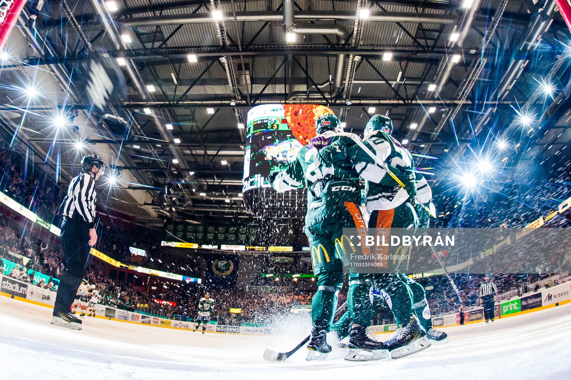 Färjestads Joel Eriksson Ek och Per Åslund jublar