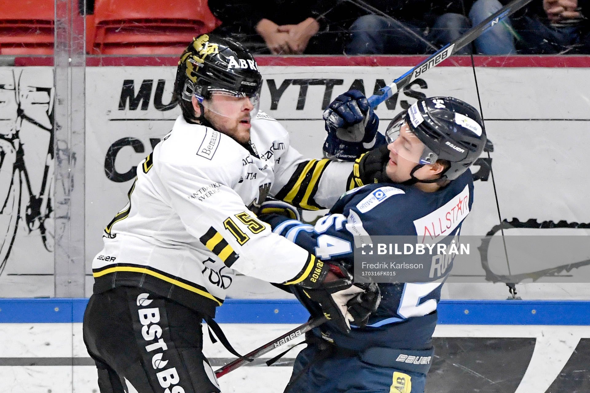s Jonathan Andersson och Karlskogas Henrik Rommel i ett