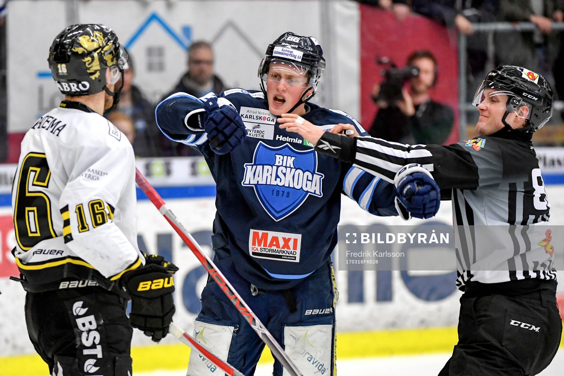 s Jonas Almtorp och Karlskogas Jacob Lundegård i ett gruff