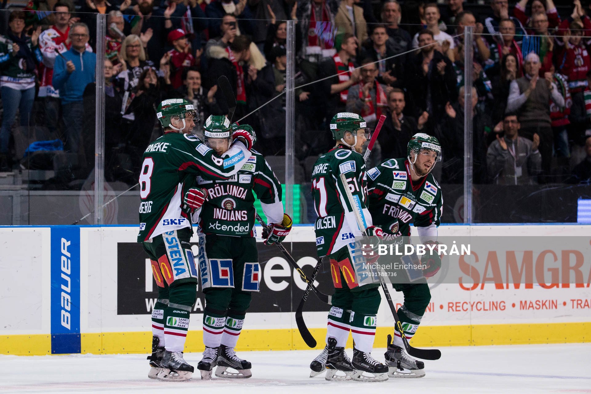 Frölundas Nicklas Lasu jublar och omfamnas av John Nyberg