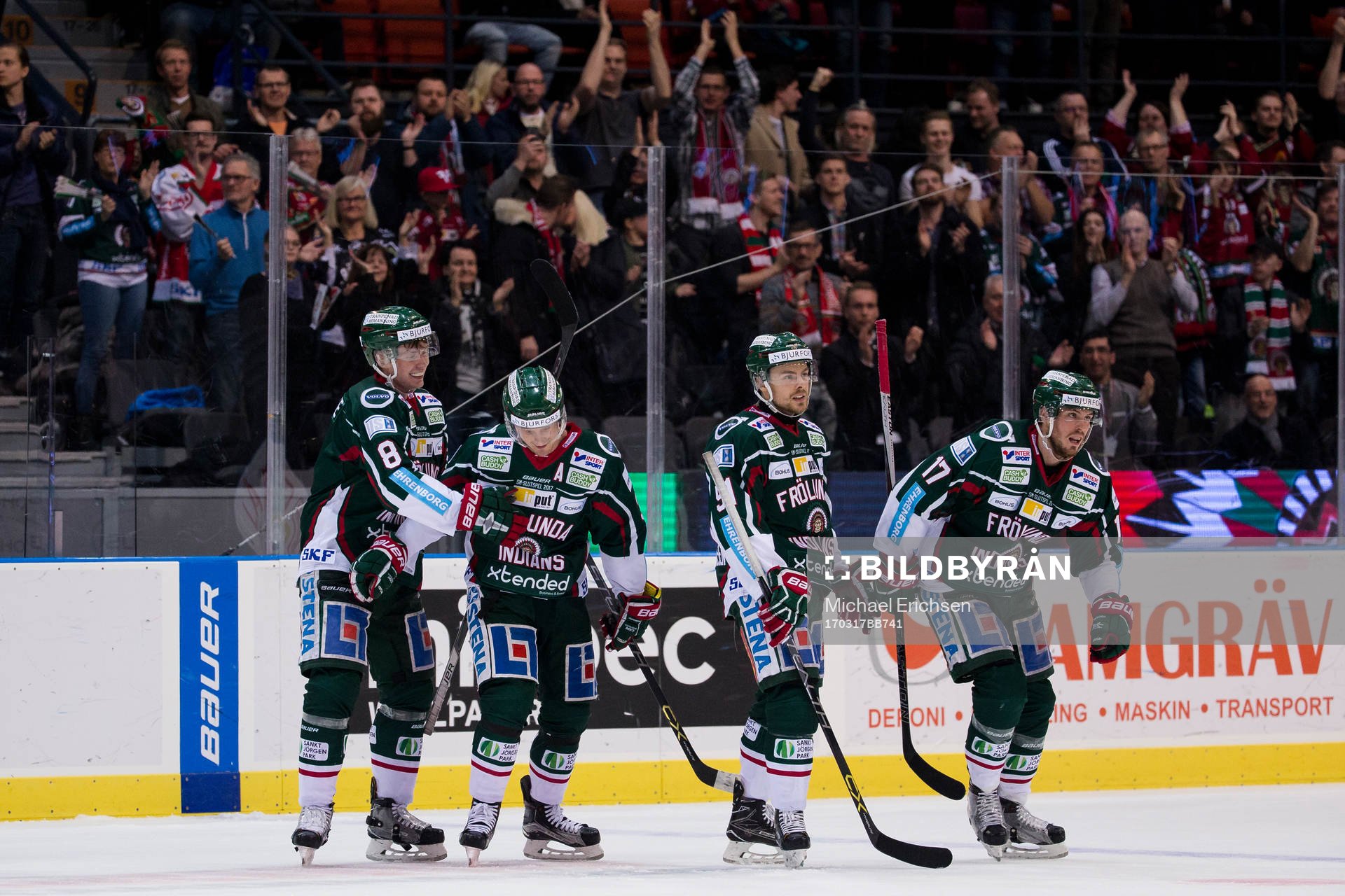 Frölundas Nicklas Lasu jublar och omfamnas av John Nyberg,