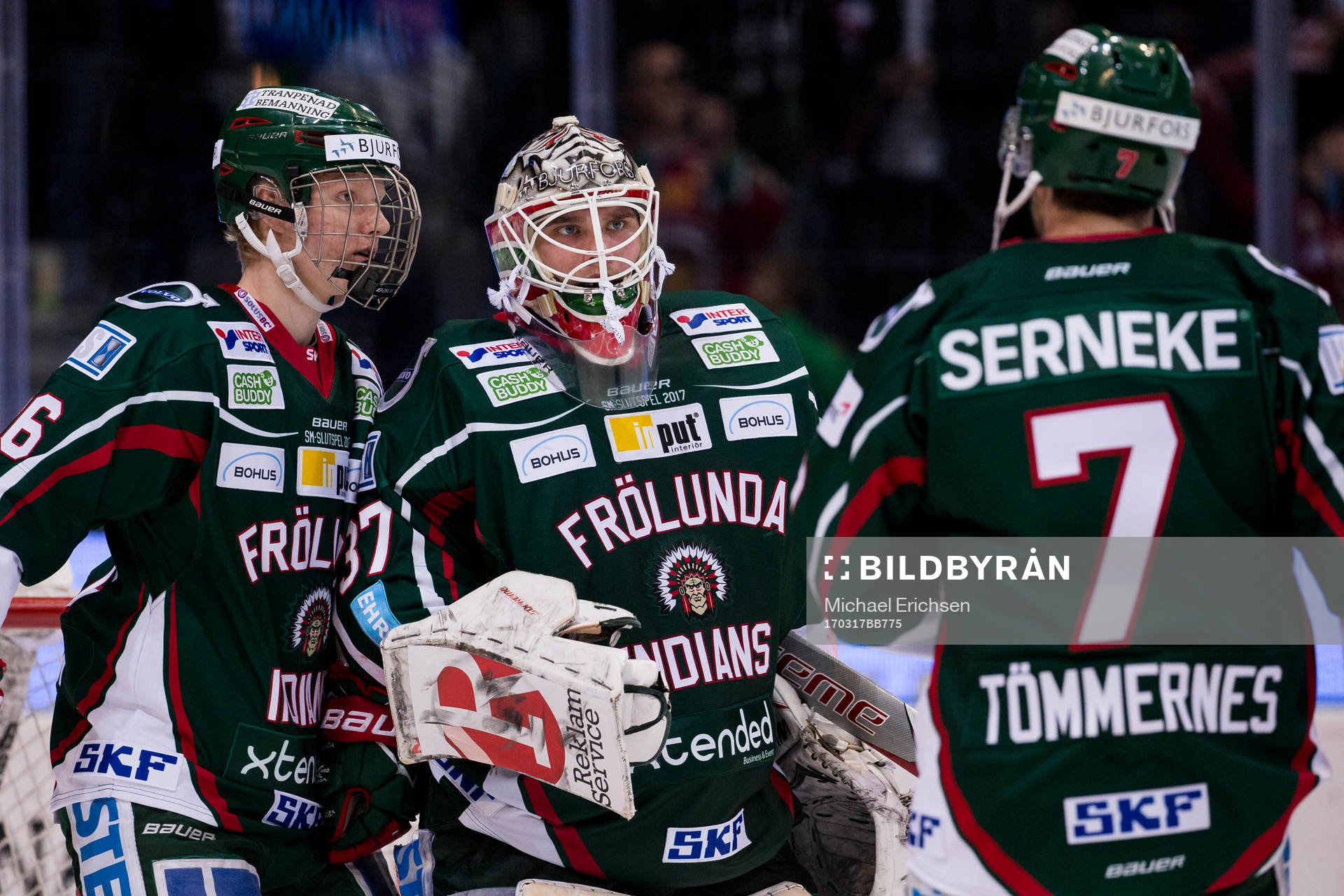 Frölundas målvakt Johan Gustafsson jublar ihop med Rasmus