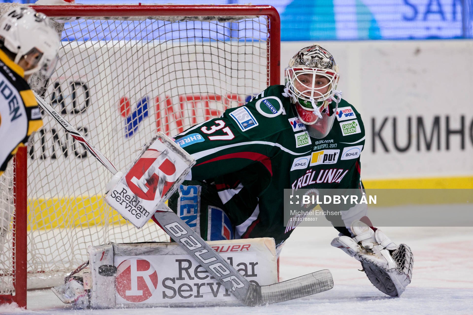 Frölundas målvakt Johan Gustafsson räddar ett skott