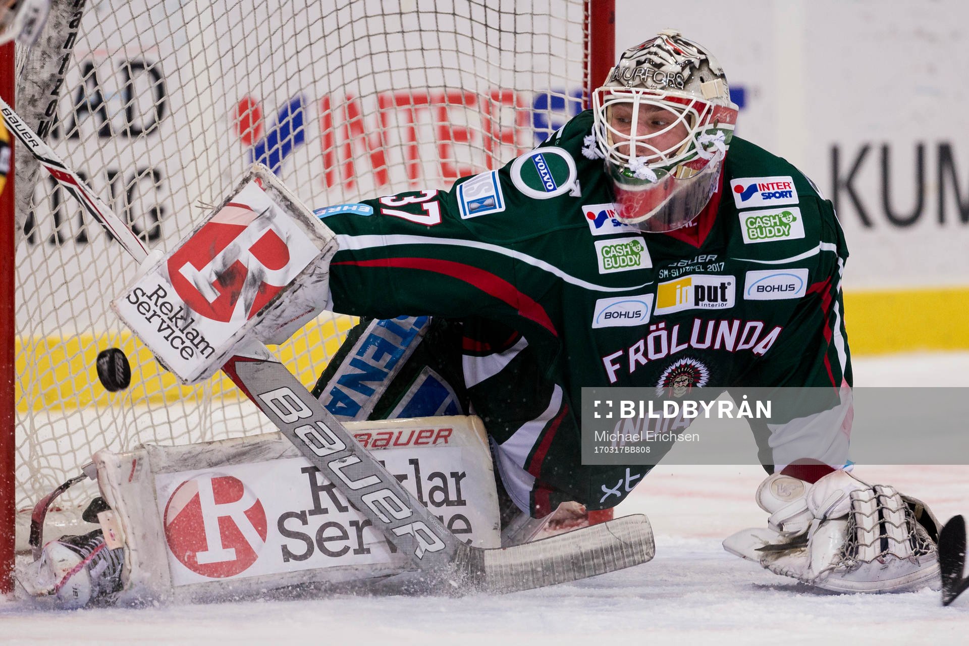 Frölundas målvakt Johan Gustafsson räddar ett skott