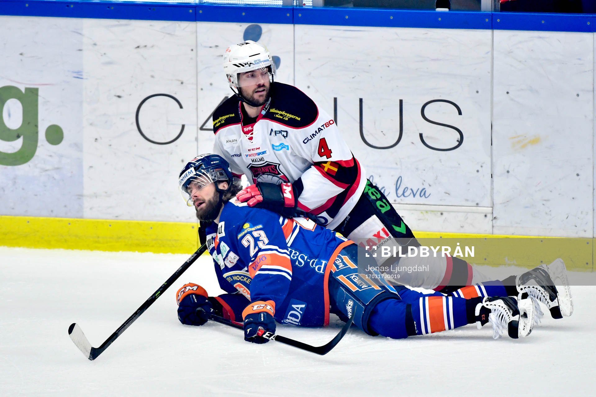 Malmö Redhawks Noah Welch och Växjös Ville Leino