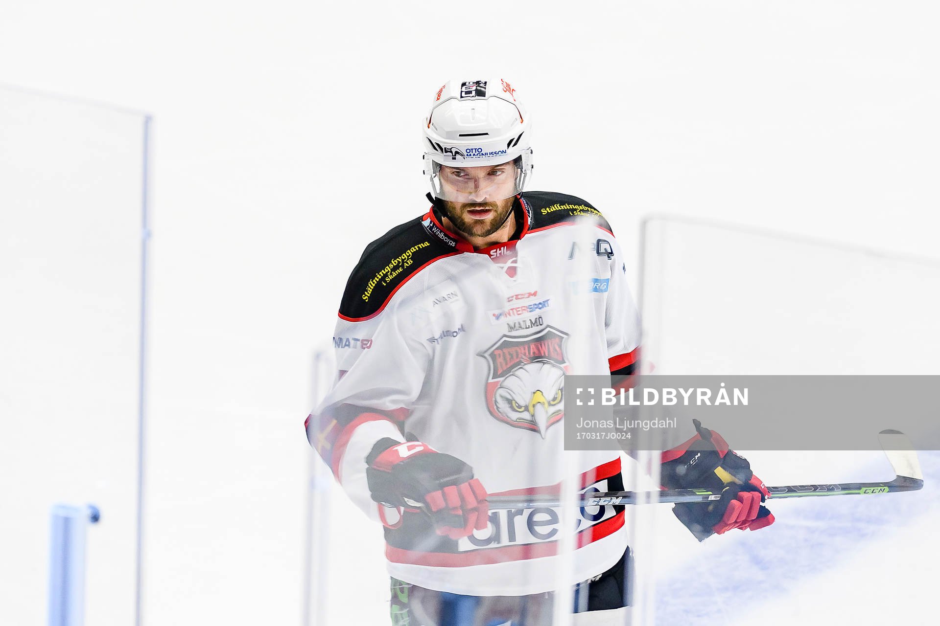 Malmö Redhawks Noah Welch på väg till utvisningsbåset