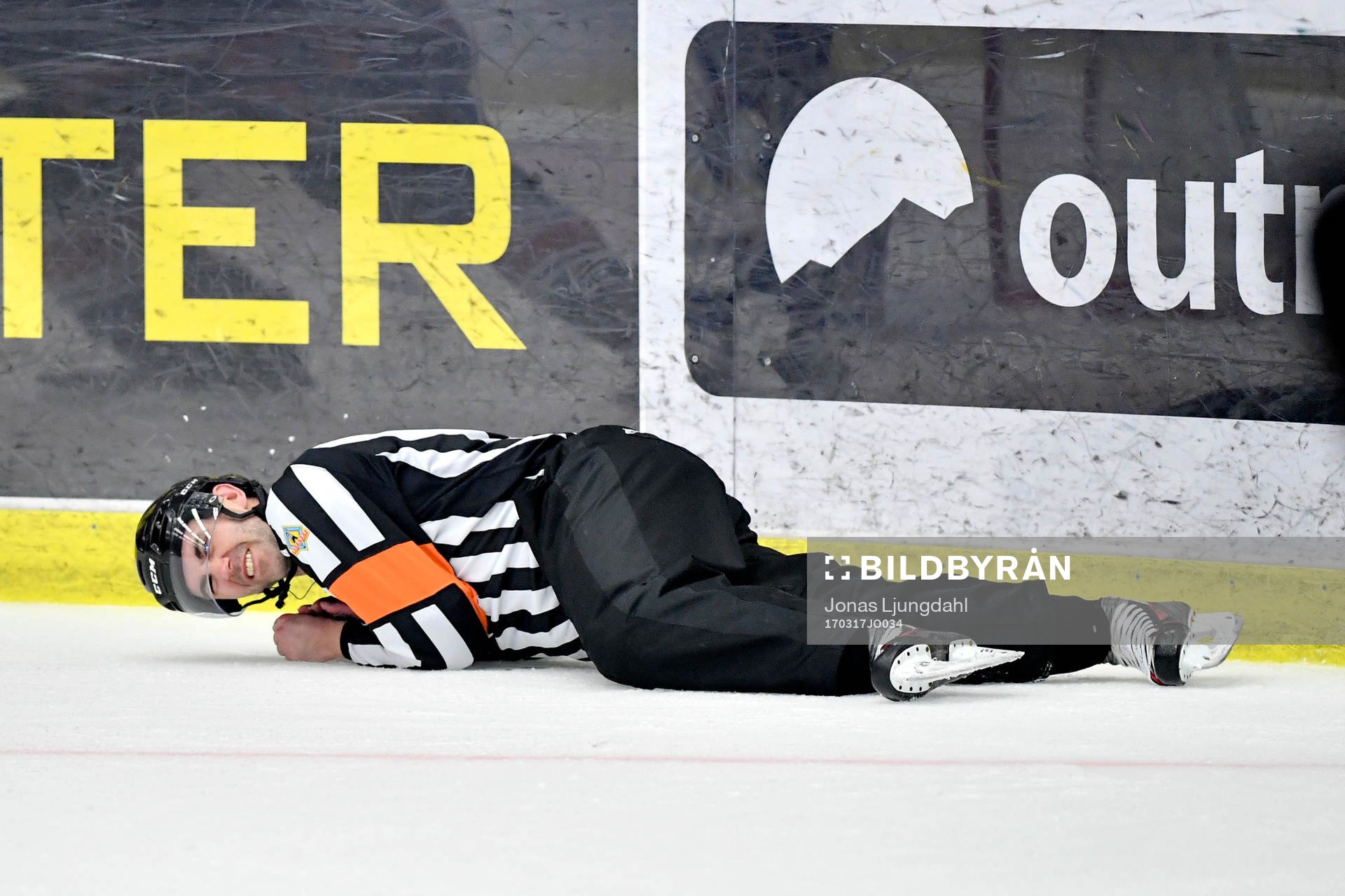 Domare Linus Öhlund grinar illa
