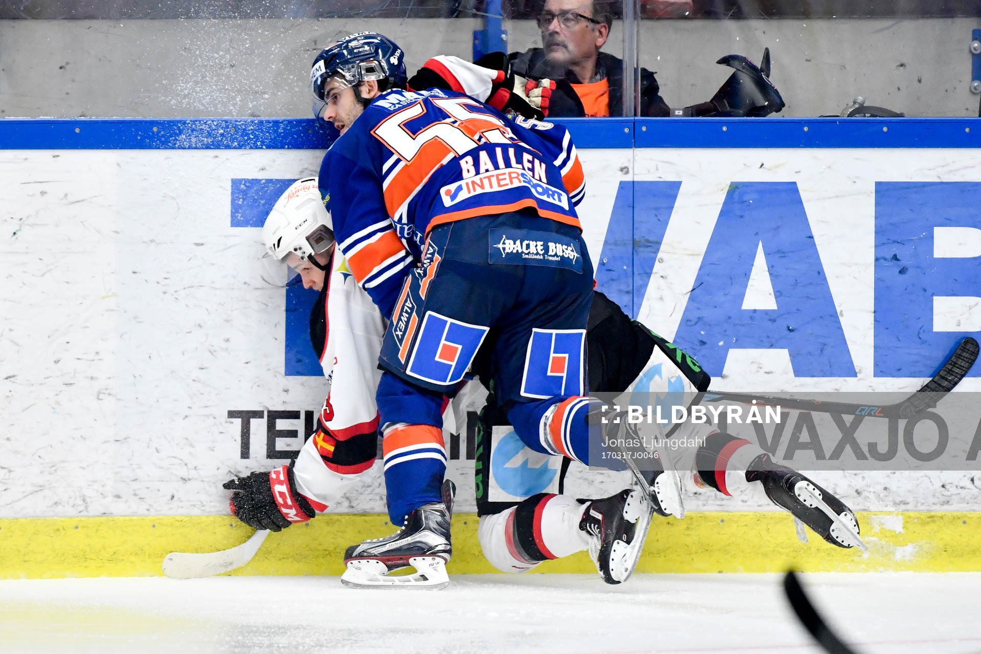 Växjös Nick Bailen tacklar Malmö Redhawks Christoffer