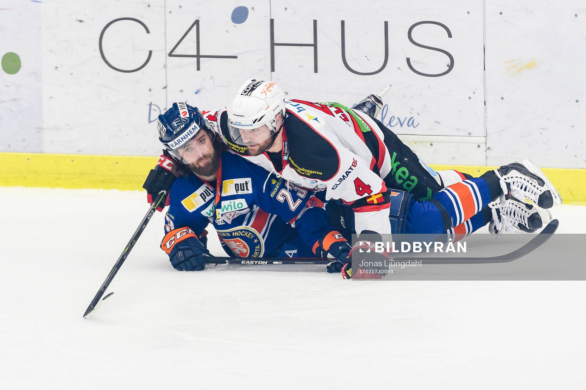 Malmö Redhawks Noah Welch ligger på Växjös Ville Leino