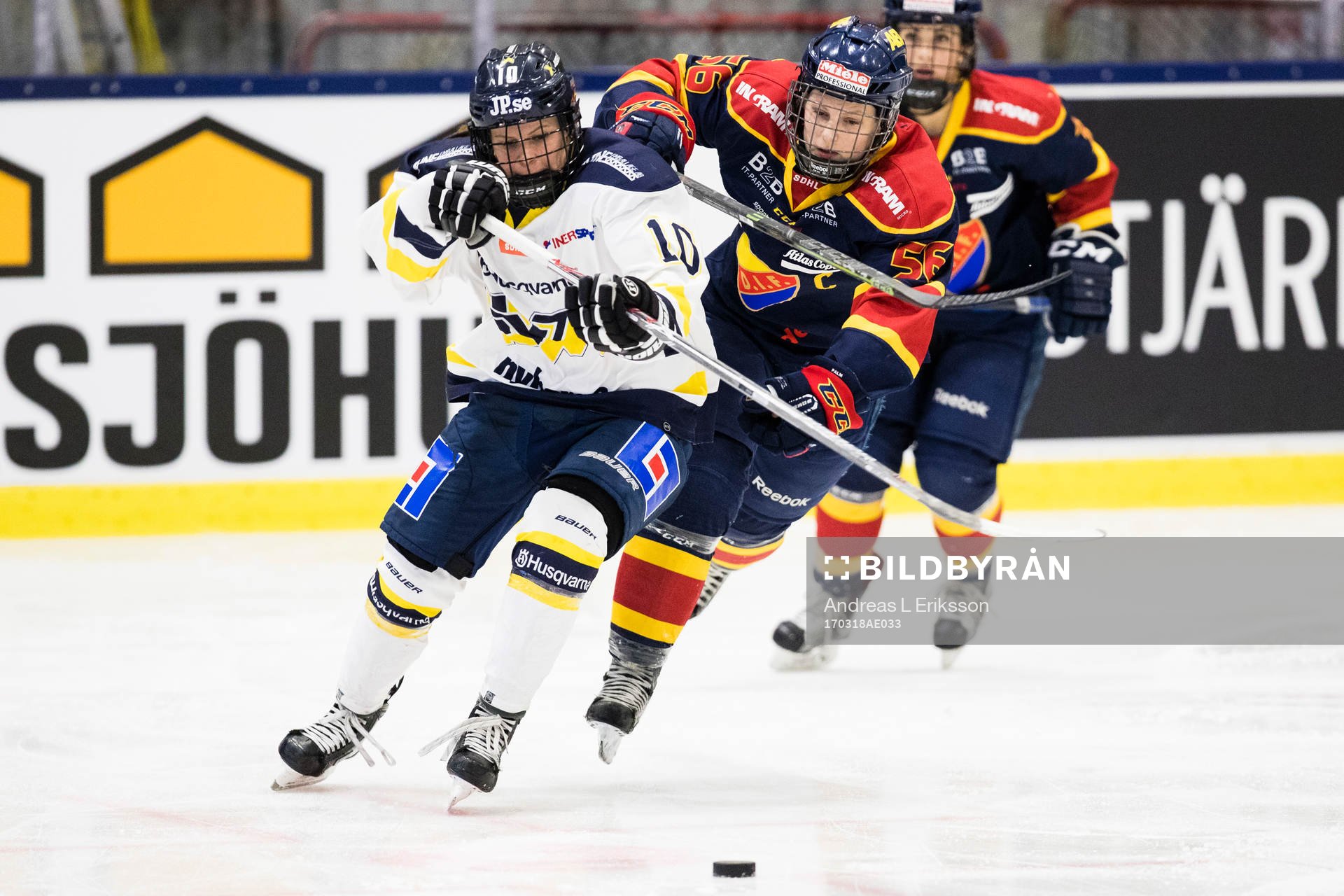 s Anna Meixner i kamp om pucken med Djurgårdens Alexandra