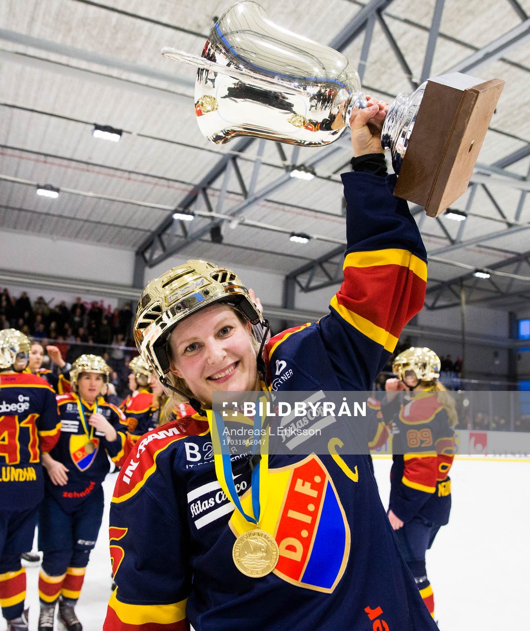 Djurgårdens Alexandra Cipparone jublar med pokalen