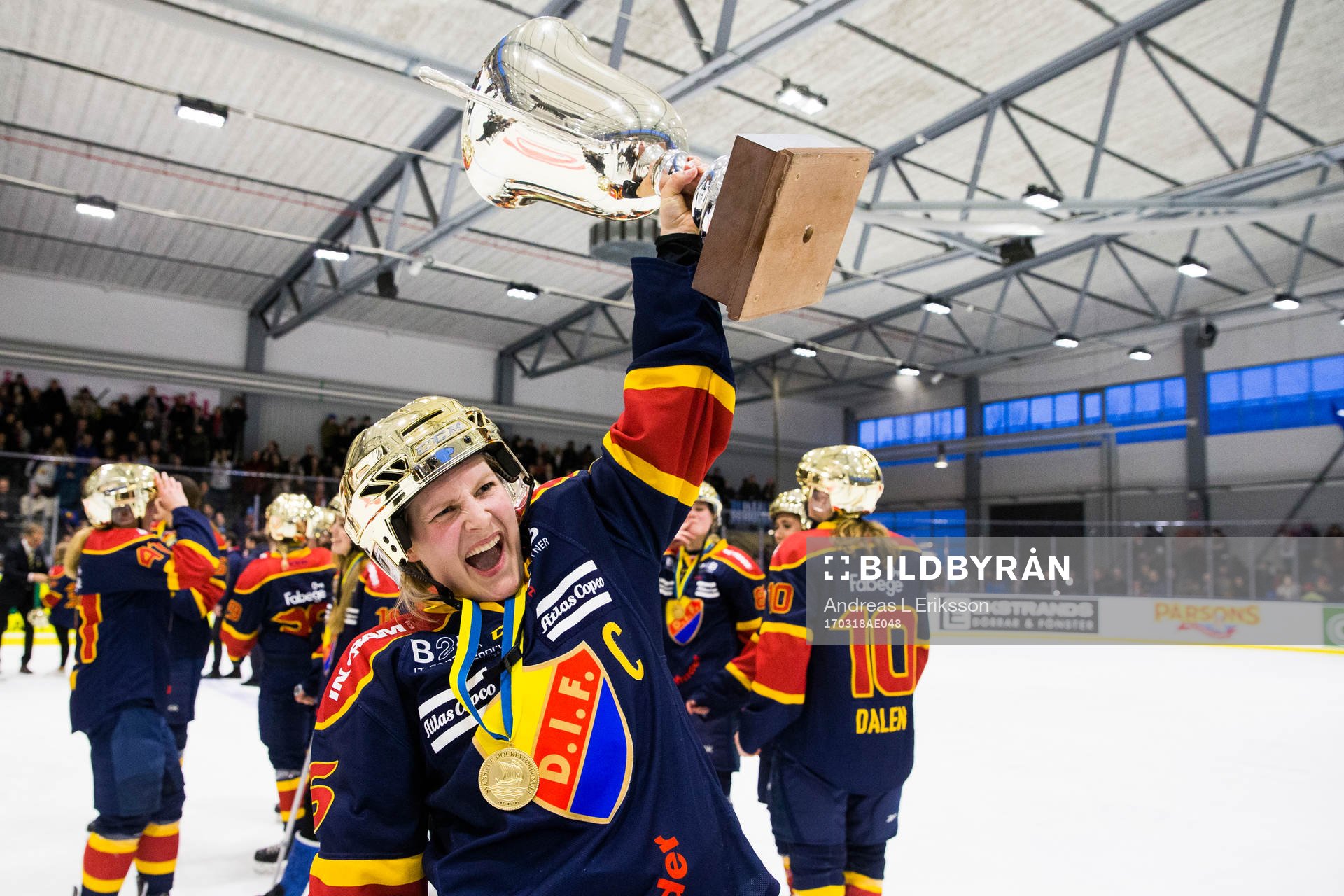 Djurgårdens Alexandra Cipparone jublar med pokalen