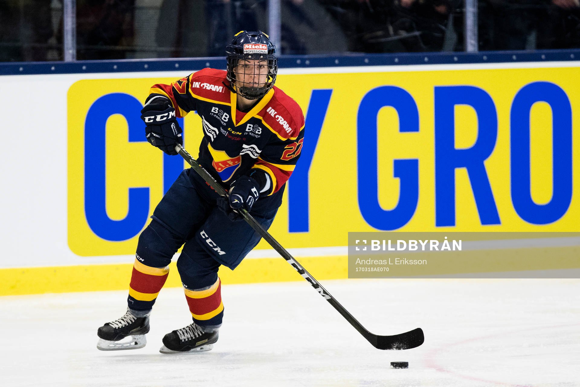 Djurgårdens Rebecca Stenberg med pucken