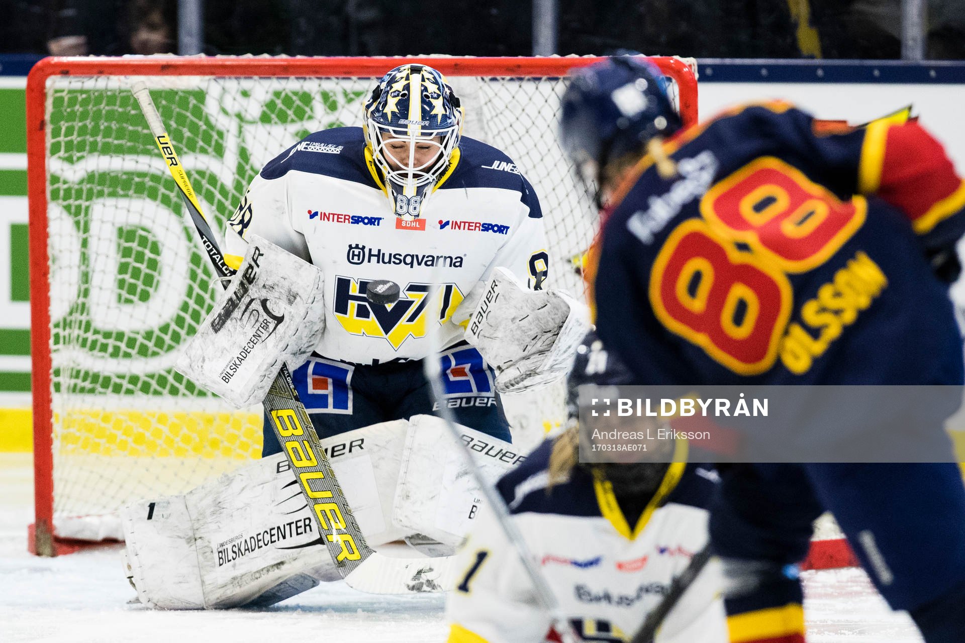s målvakt Sabina Eriksson med en räddning