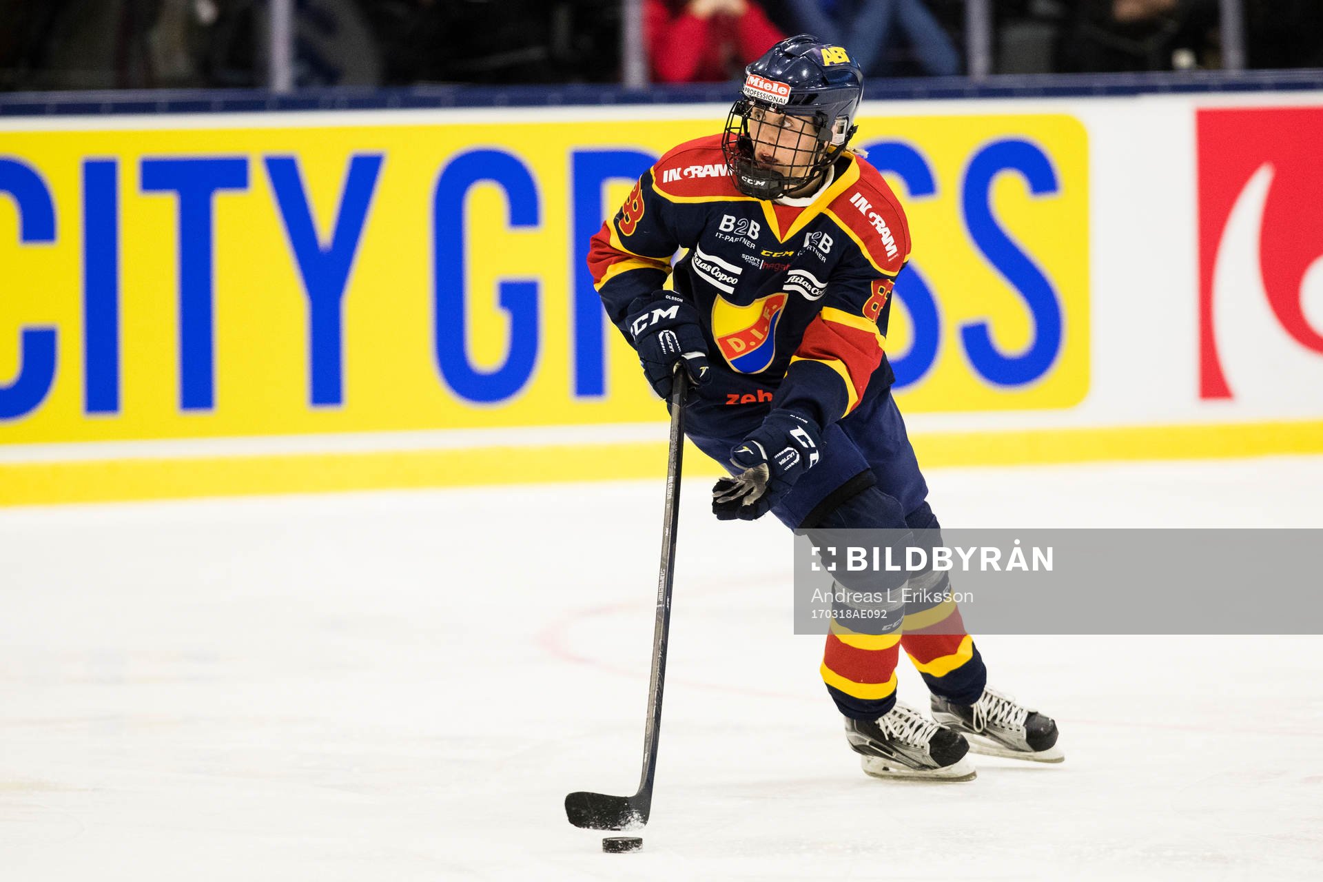 Djurgårdens Hanna Olsson med pucken