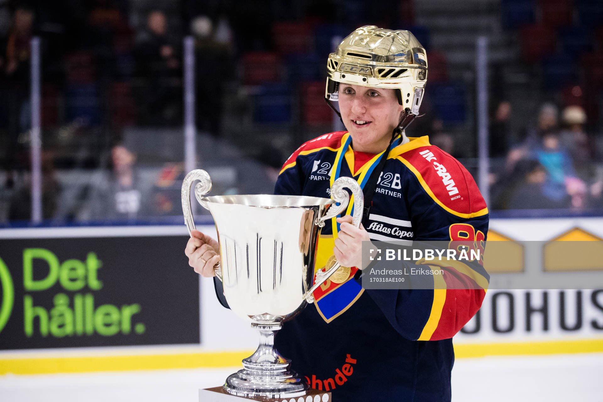 Djurgårdens Hanna Olsson med pokalen