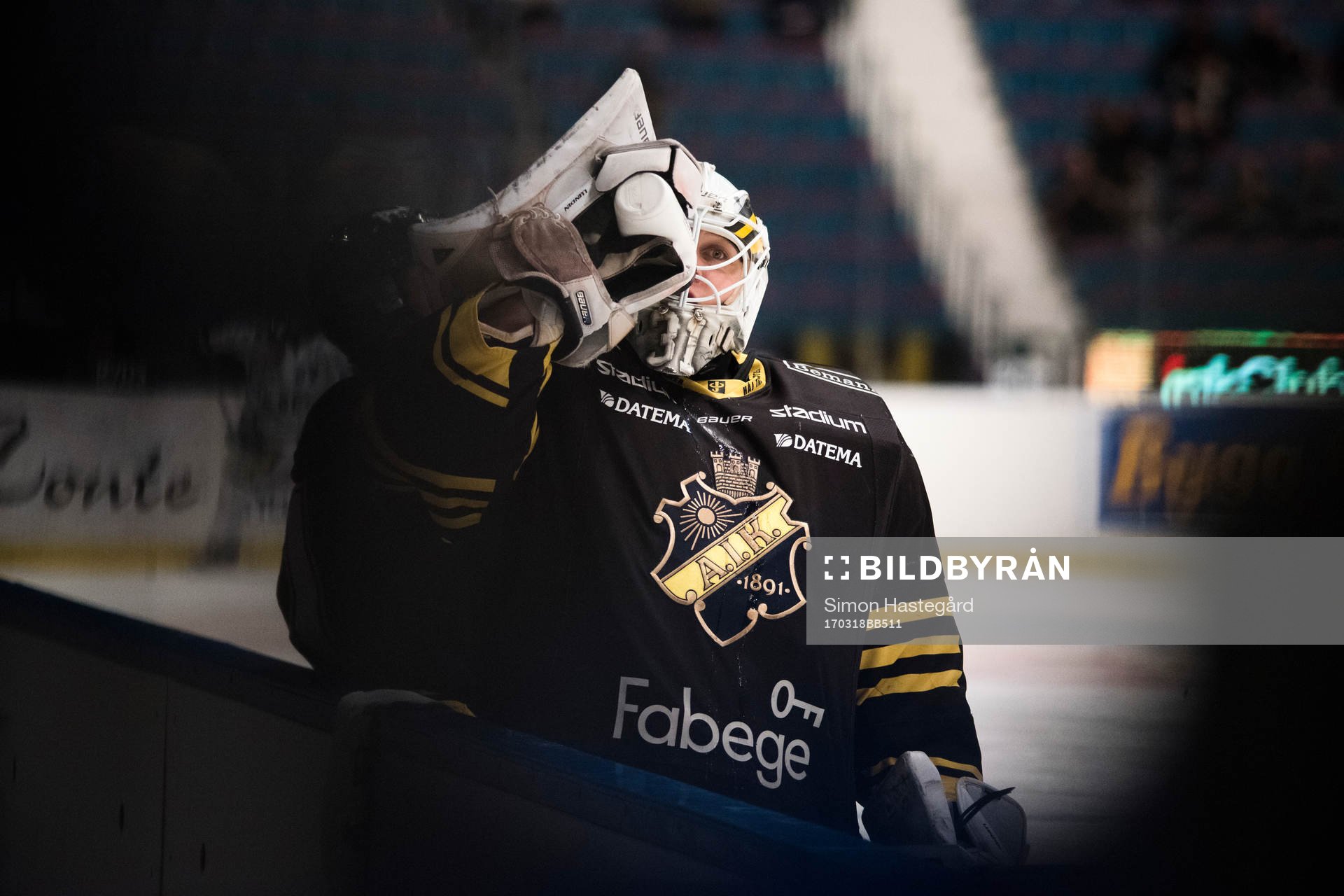s målvakt Linus Lundin före  ishockeymatchen i