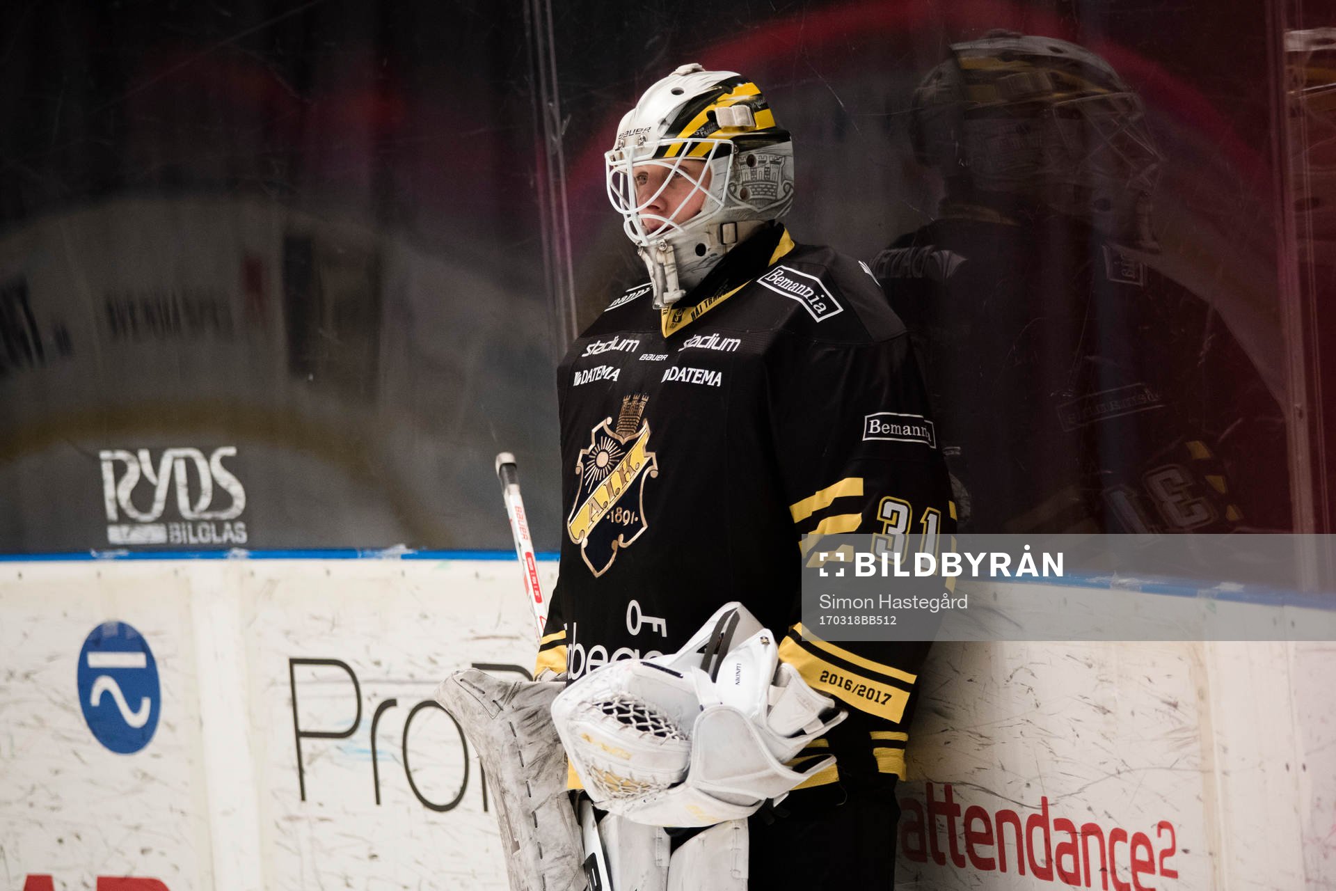 s målvakt Linus Lundin före ishockeymatchen i