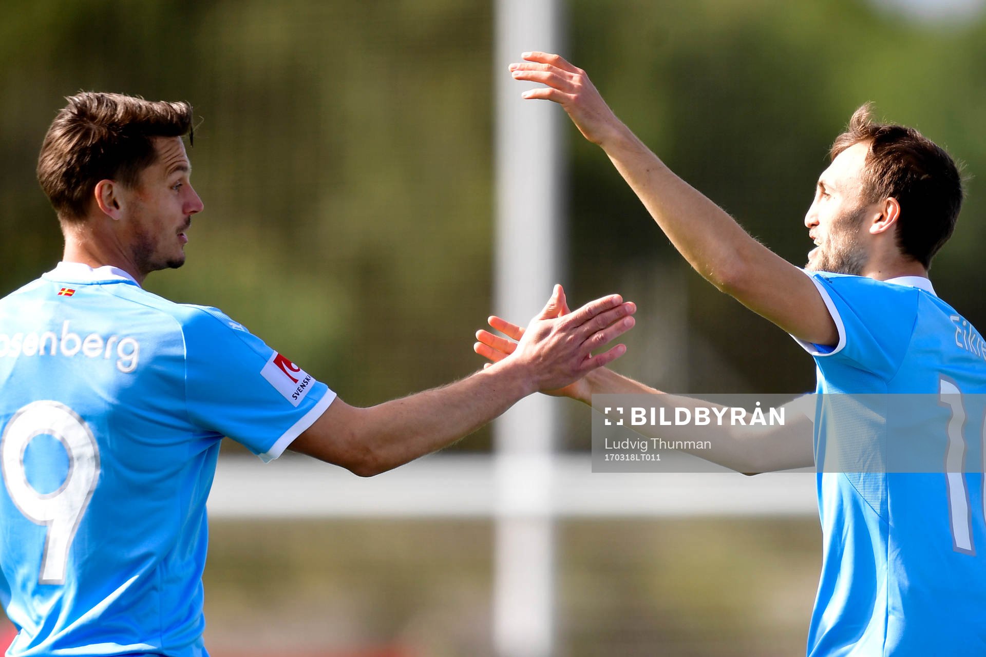 Malmö FFs Markus Rosenberg och Magnus Wolff Eikrem jublar efter 1-0 av Rosenberg under fotbollsmatchen mellan Malmö FF och Molde under Malmö FFs träningsläger den 18 mars 2017 i Coin.