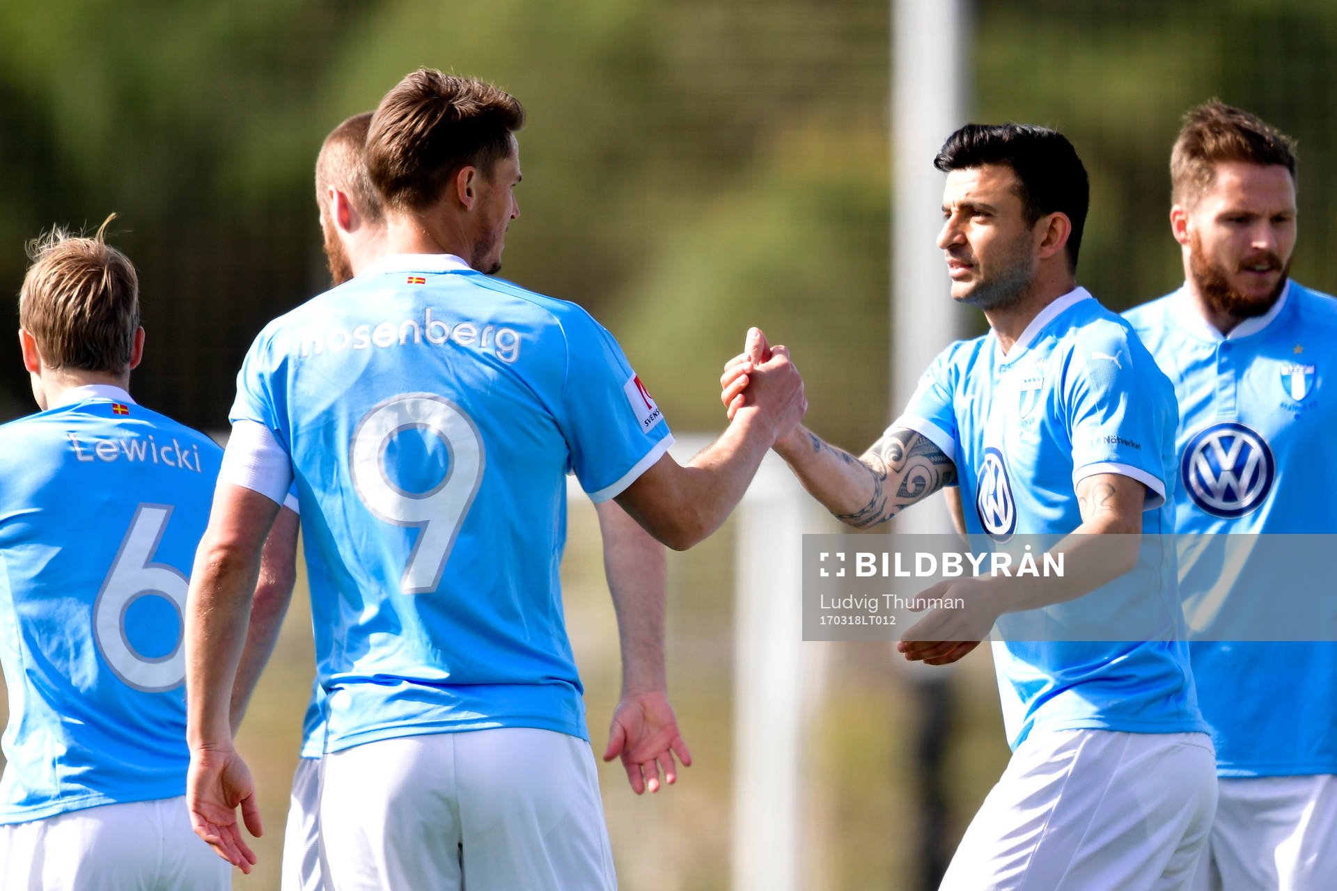 Malmö FFs Markus Rosenberg och Behrang Safari jublar efter 1-0 av Rosenberg under fotbollsmatchen mellan Malmö FF och Molde under Malmö FFs träningsläger den 18 mars 2017 i Coin.