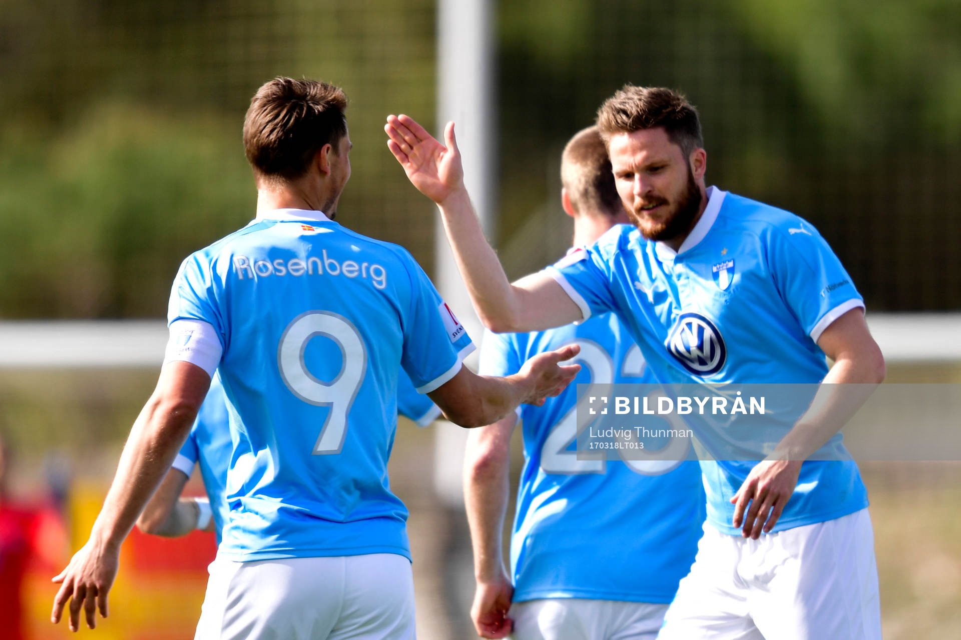 Malmö FFs Markus Rosenberg och Lasse Nielsen jublar efter 1-0 av Rosenberg under fotbollsmatchen mellan Malmö FF och Molde under Malmö FFs träningsläger den 18 mars 2017 i Coin.