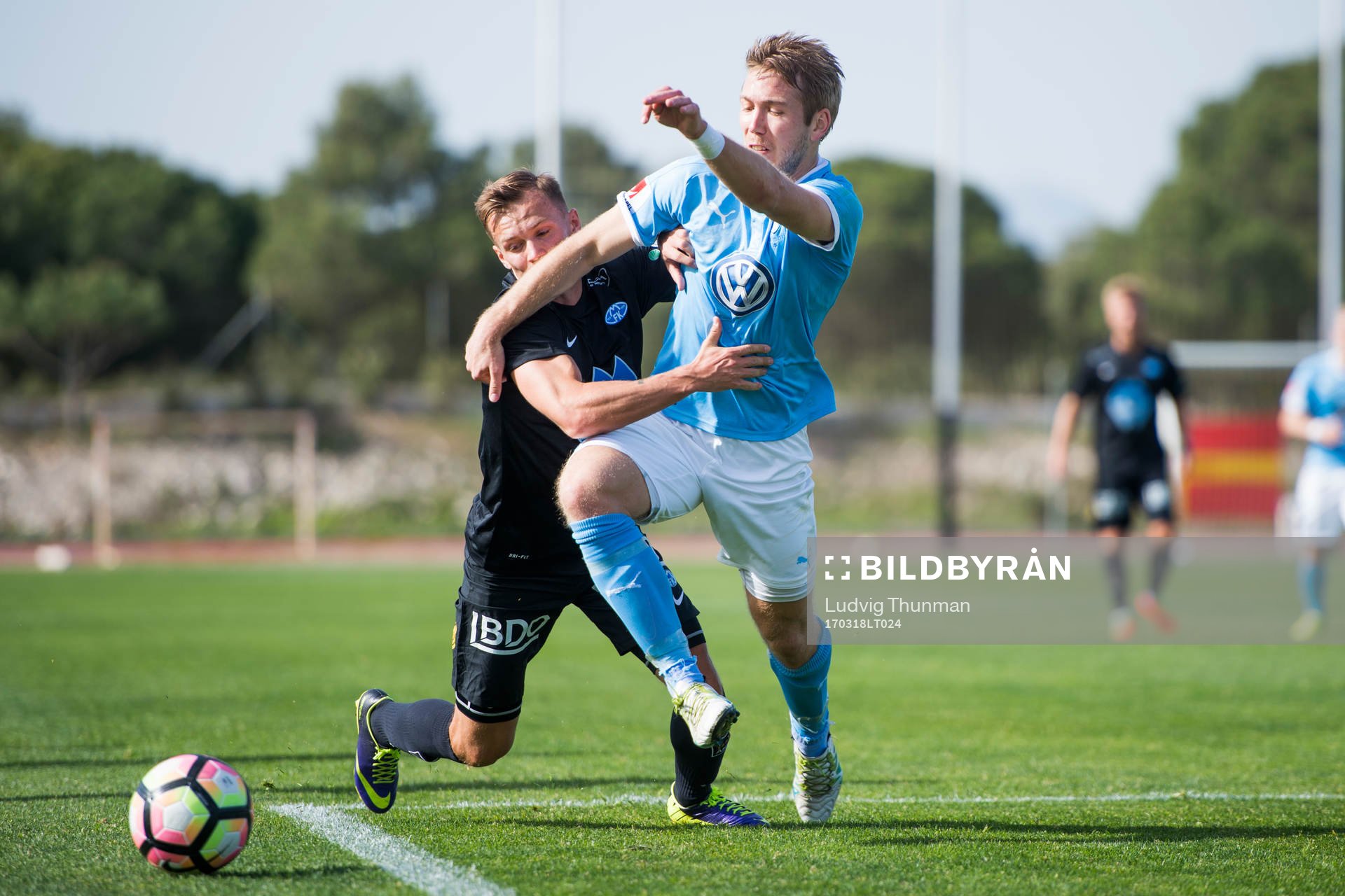 Moldes Ole Martin Rindaroy och Malmö FFs Anton Tinnerholm under fotbollsmatchen mellan Malmö FF och Molde under Malmö FFs träningsläger den 18 mars 2017 i Coin.