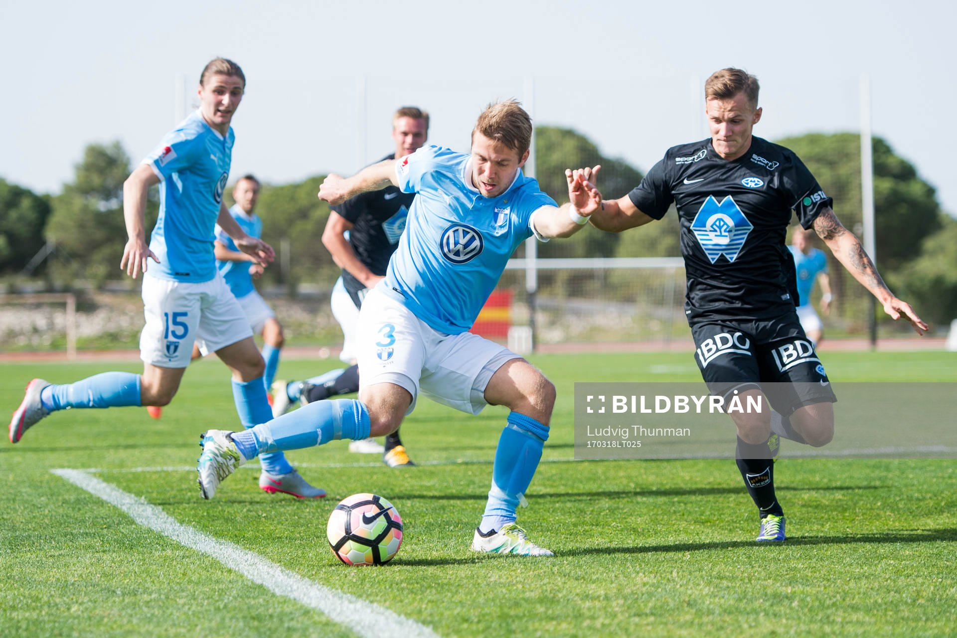 Moldes Ole Martin Rindaroy och Malmö FFs Anton Tinnerholm under fotbollsmatchen mellan Malmö FF och Molde under Malmö FFs träningsläger den 18 mars 2017 i Coin.