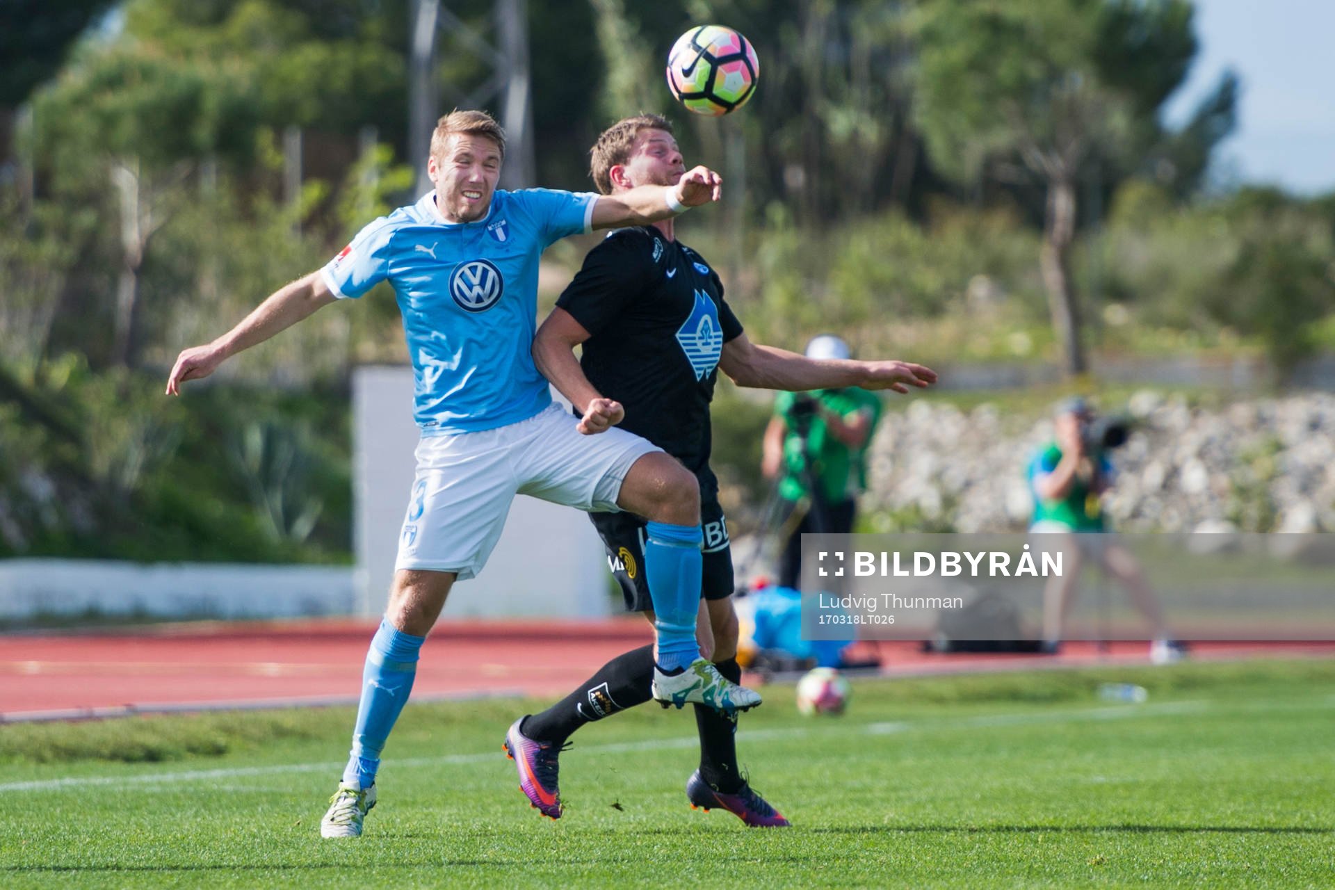 Moldes Ole Martin Rindaroy och Malmö FFs Anton Tinnerholm under fotbollsmatchen mellan Malmö FF och Molde under Malmö FFs träningsläger den 18 mars 2017 i Coin.