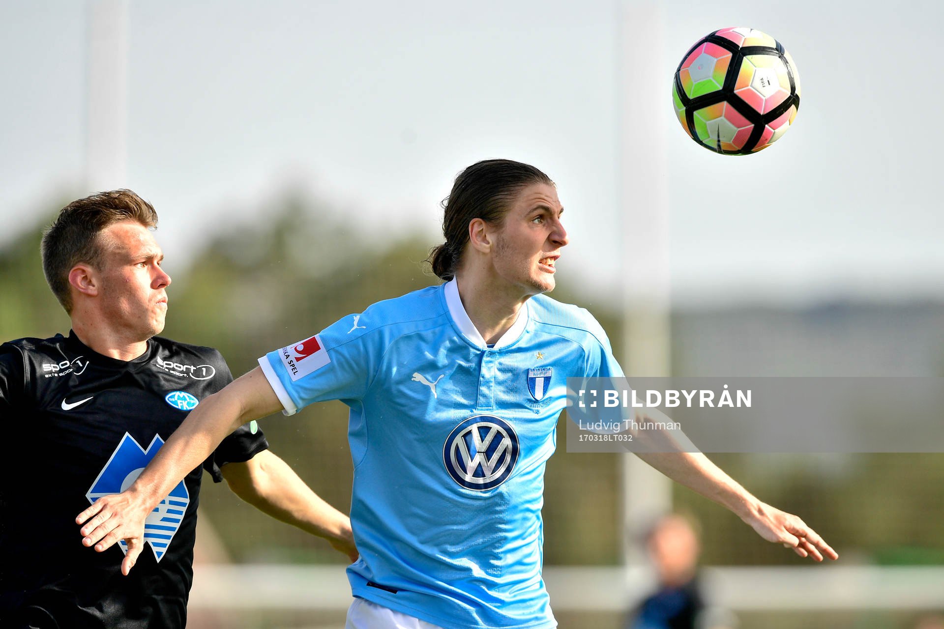 Moldes Kristian Strande och Malmö FFs Pawel Cibicki under fotbollsmatchen mellan Malmö FF och Molde under Malmö FFs träningsläger den 18 mars 2017 i Coin.