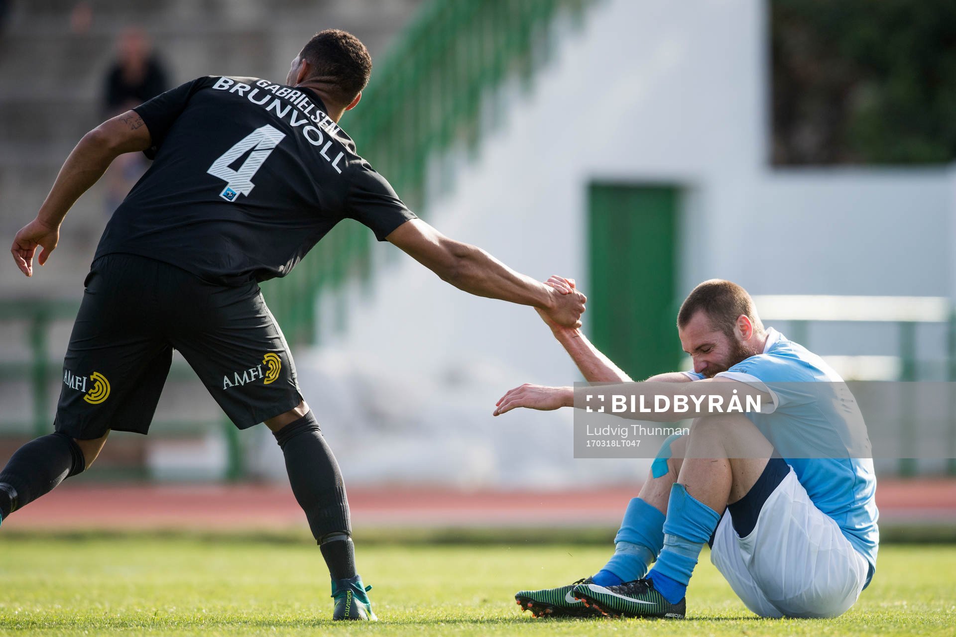 Malmö FFs Jo Inge Berget får hjälp upp av Moldes Ruben