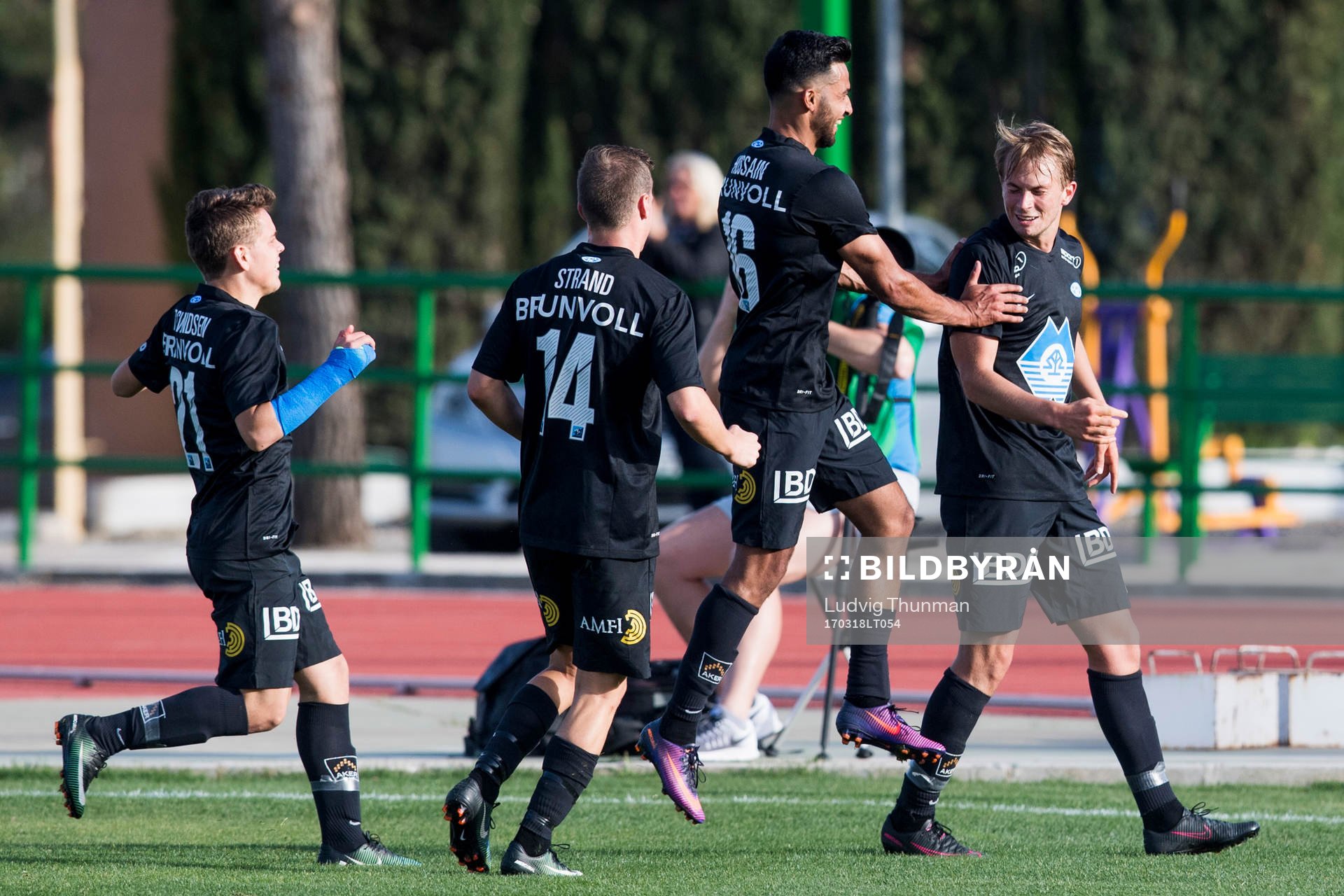 Moldes Eirik Hestad jublar med lagkamraterna efter han gjort 1-1 under fotbollsmatchen mellan Malmö FF och Molde under Malmö FFs träningsläger den 18 mars 2017 i Coin.