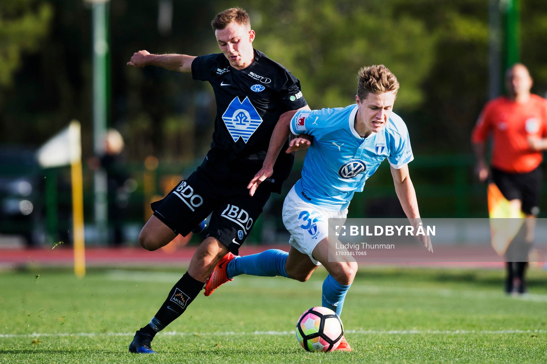 Moldes Christoffer Remmer jagar Malmö FFs Mattias Svanberg