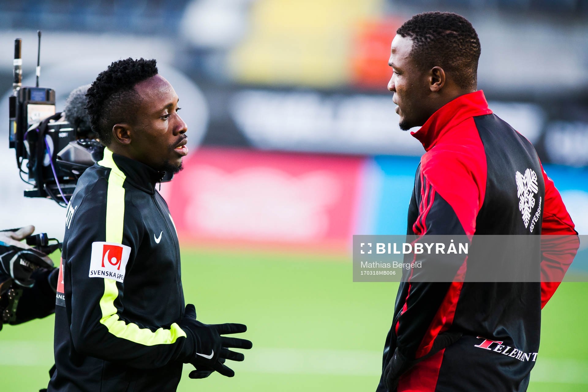 Häckens Chisom Egbuchulam pratar med Östersunds Salisu