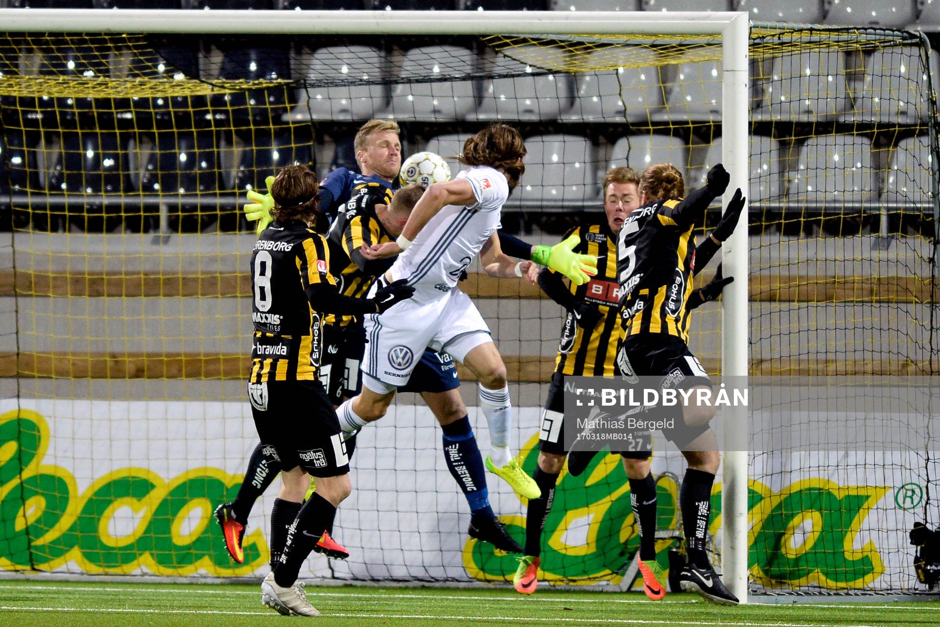 Östersunds Tom Pettersson nickar in 0-1 bakom Häckens