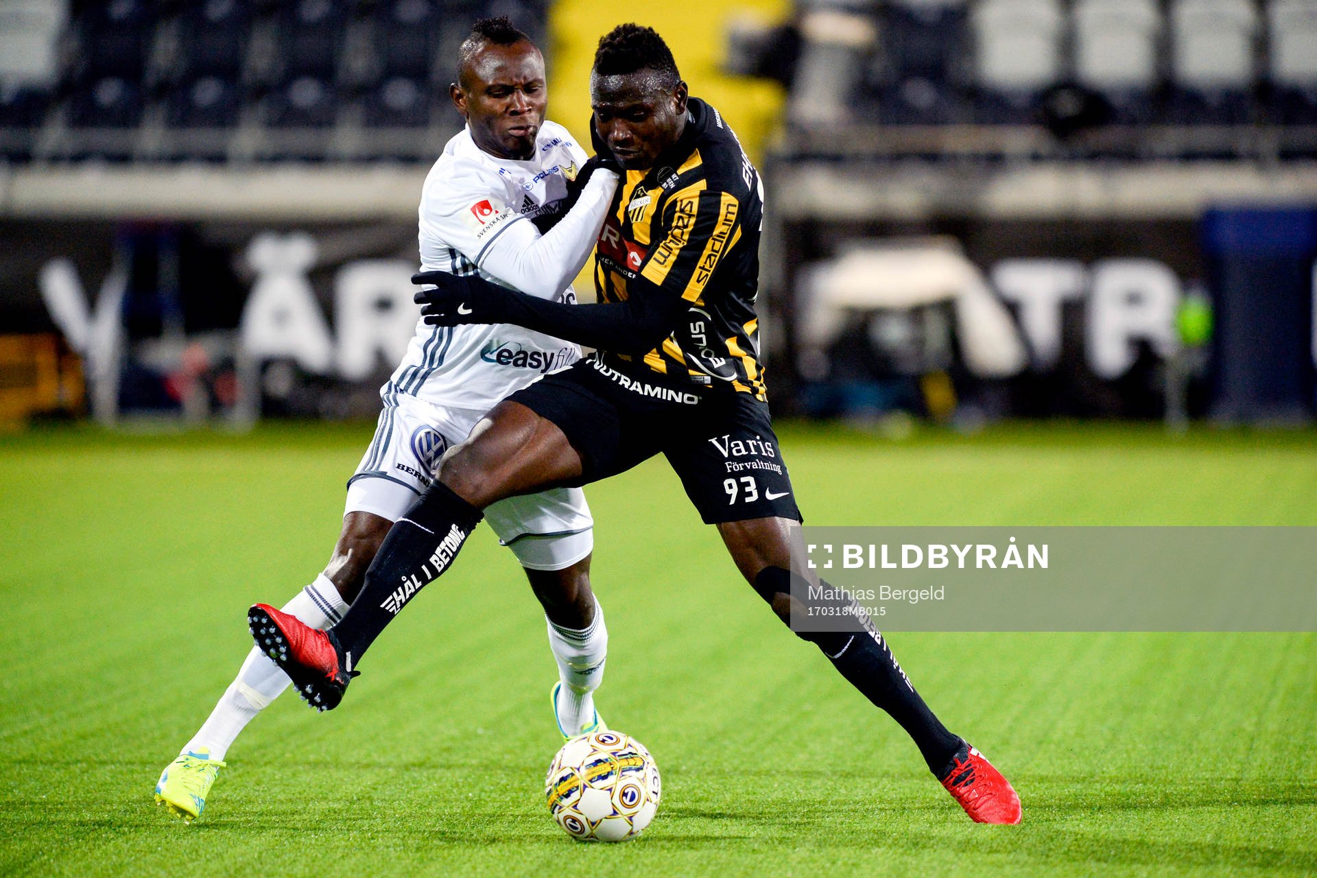 Östersunds Samuel Mensiro och Häckens Alhassan Kamara