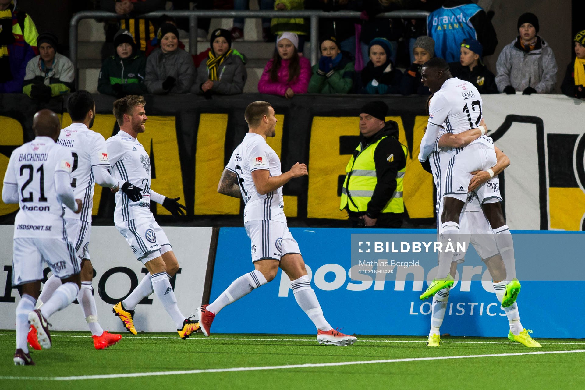 Östersunds Tom Pettersson  jublar med Ken Sema