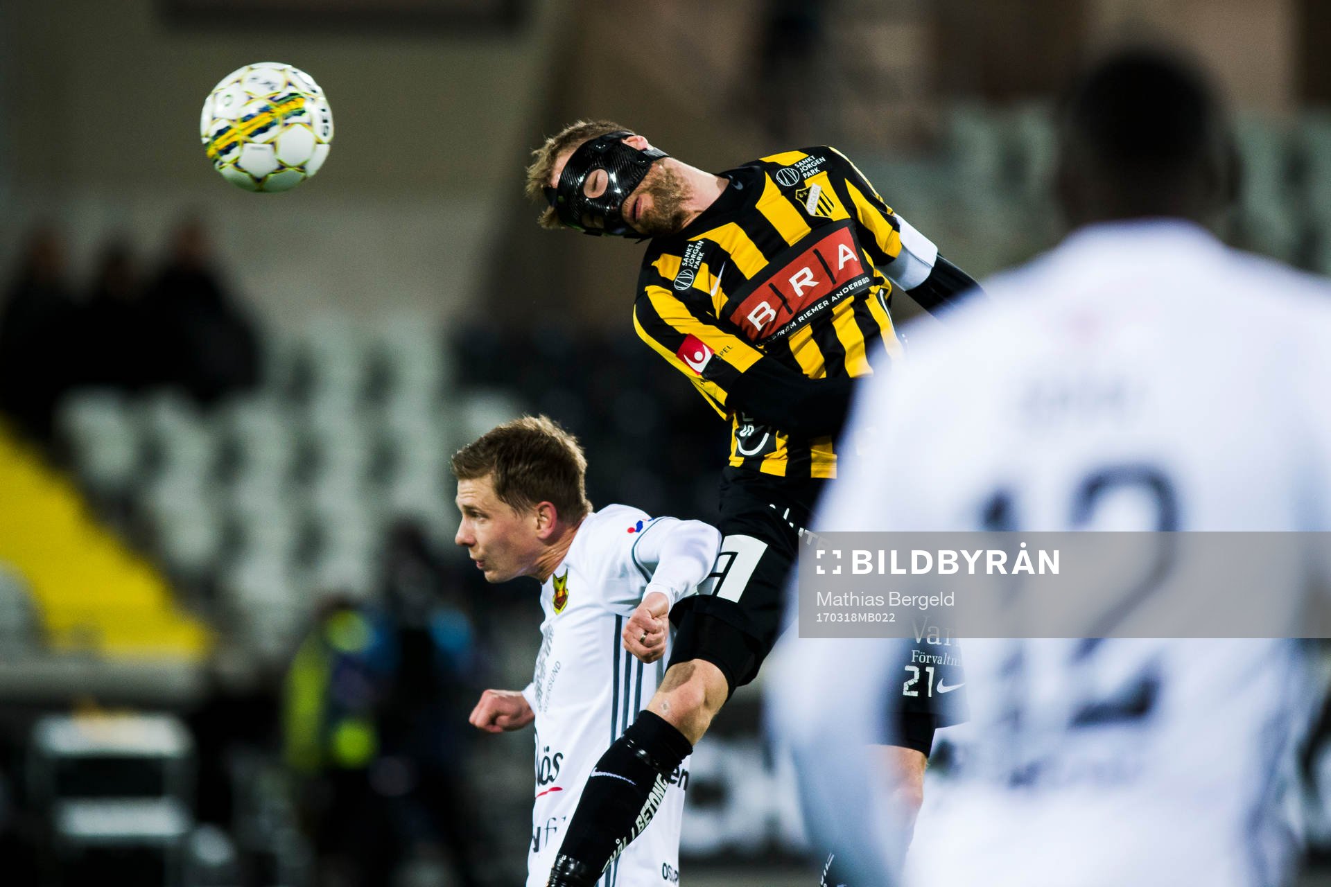 Östersunds Johan Bertilsson i nickduell med Häckens