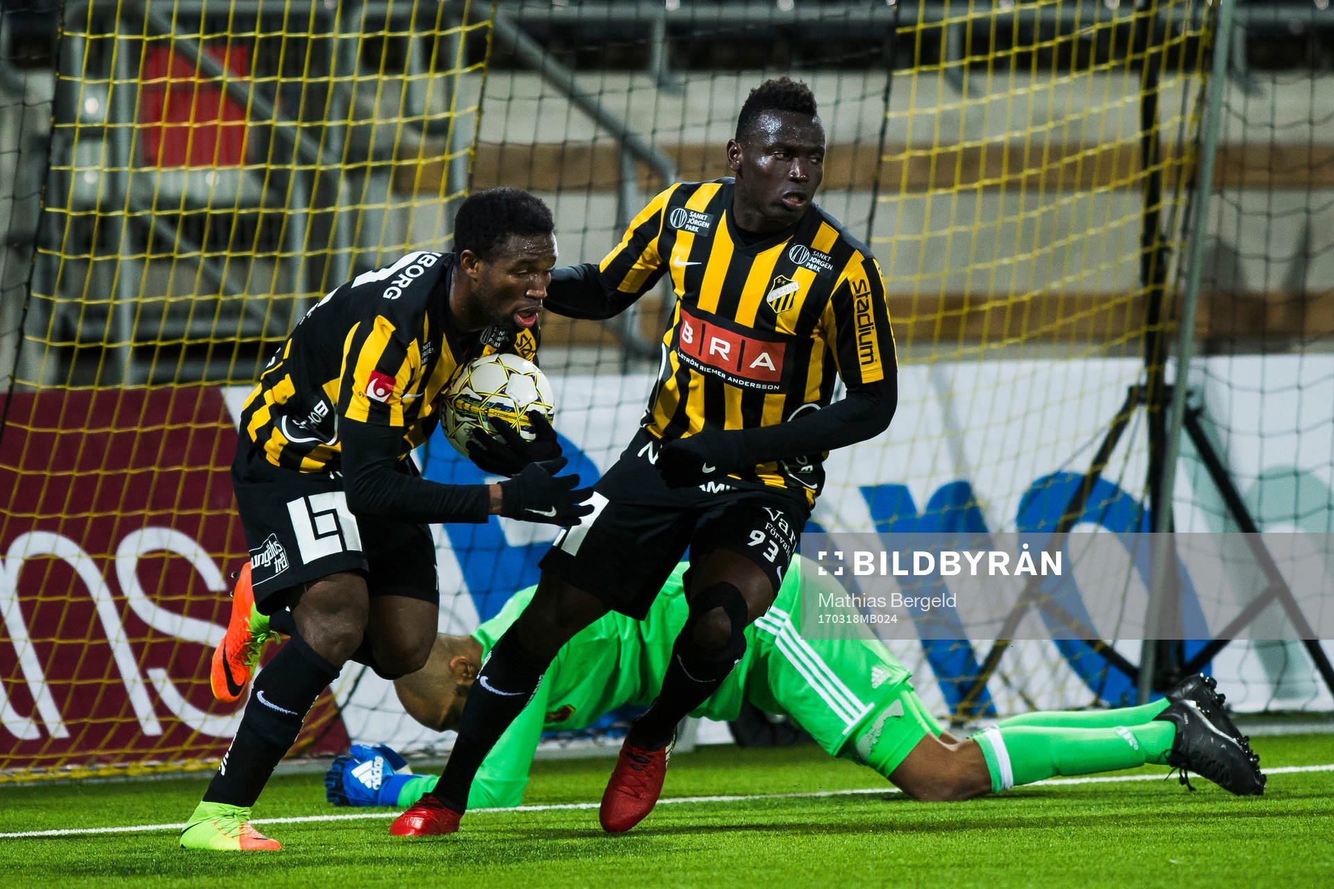 Häckens Mohammed Abubakari jublar med målskytten till 1-2