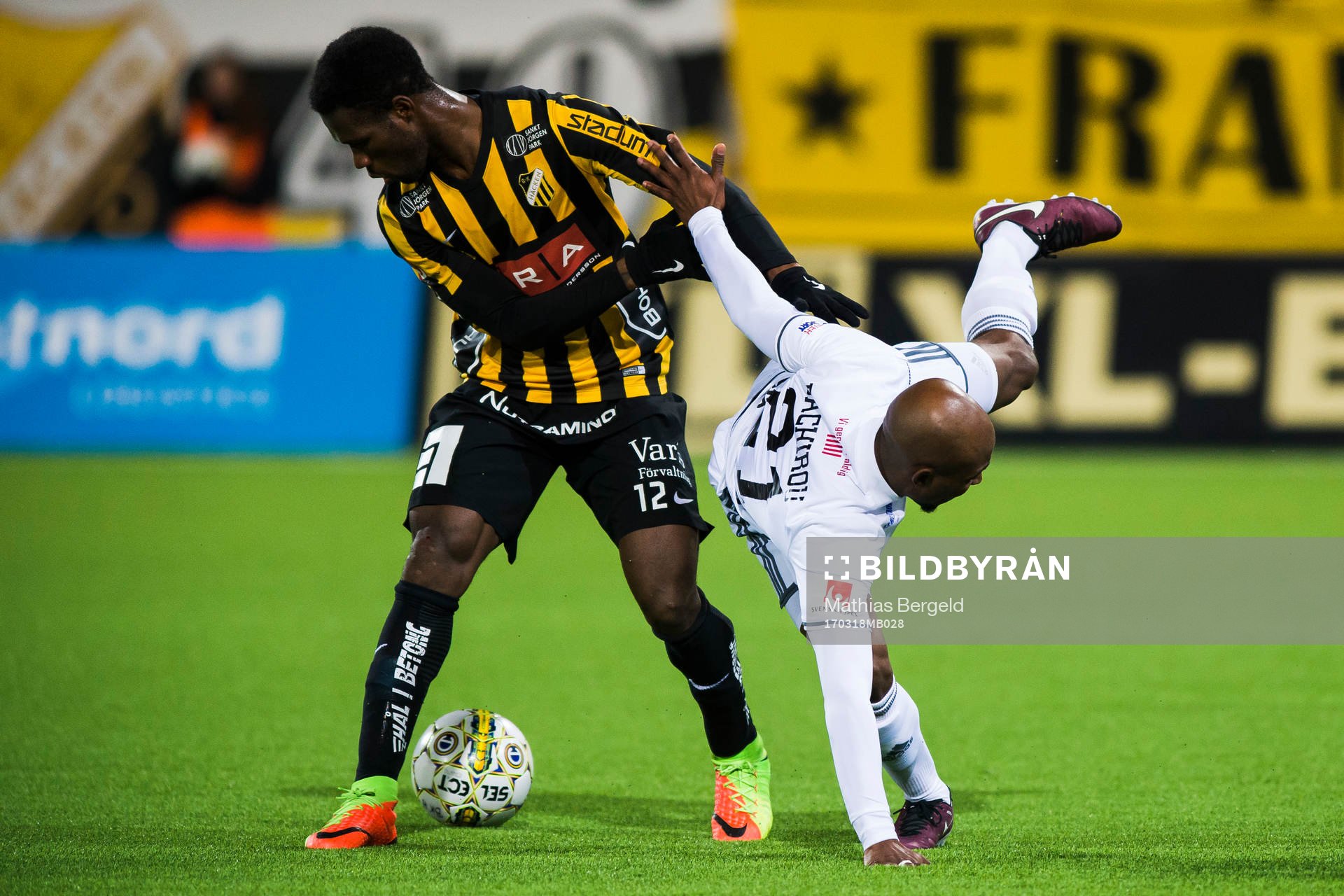 Häckens Mohammed Abubakari i kamp om bollen med