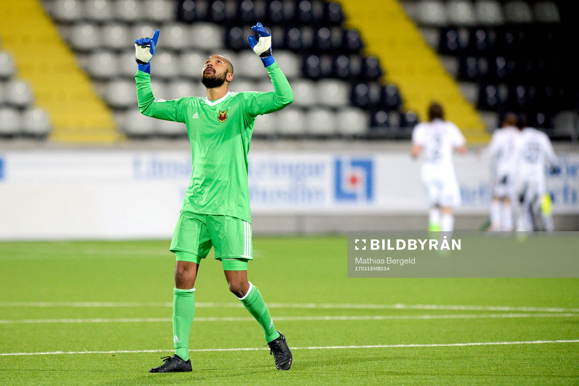 Östersunds målvakt Aly Keita jublar