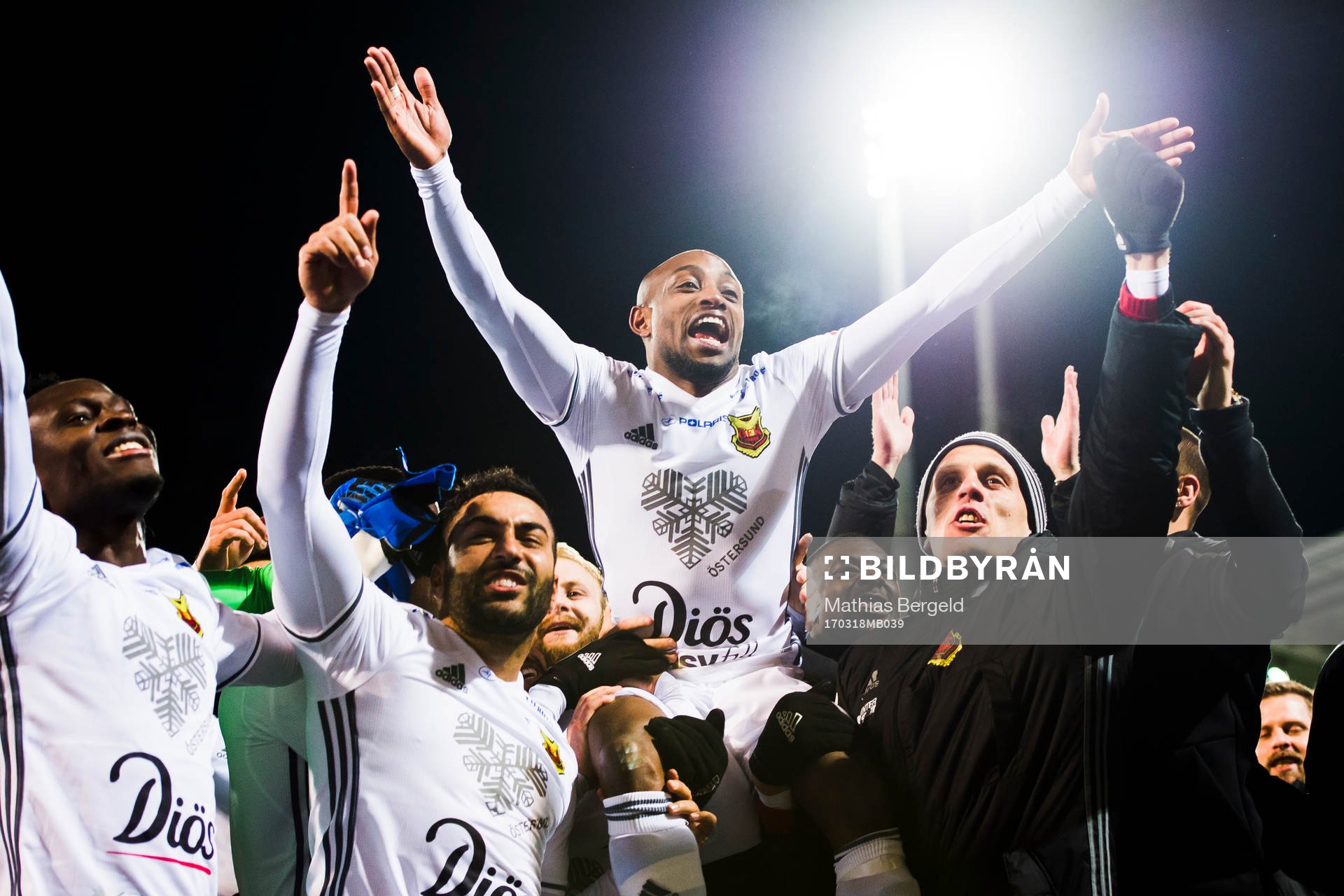 Östersunds spelare lyfter Fouad Bachirou och jublar