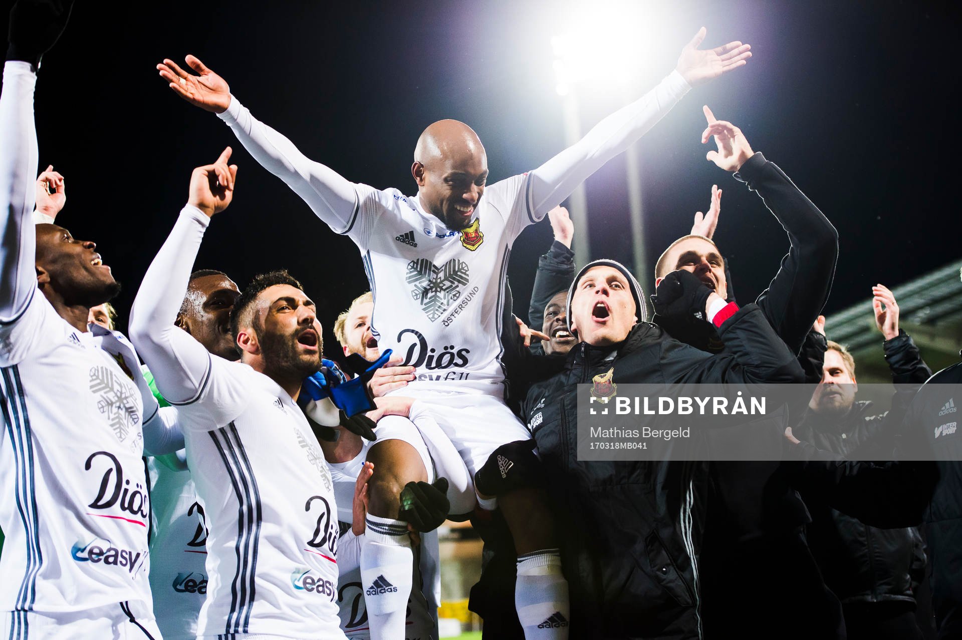 Östersunds spelare lyfter Fouad Bachirou och jublar
