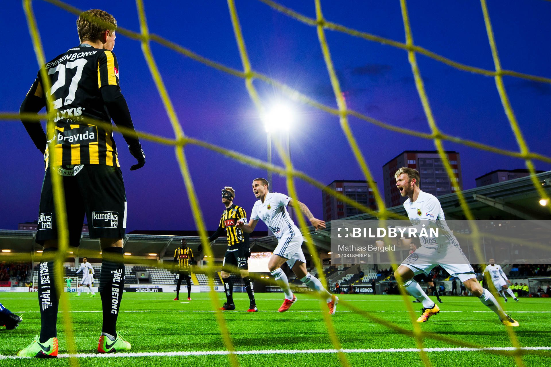 Östersunds Douglas Bergqvist och Dennis Widgren  jublar