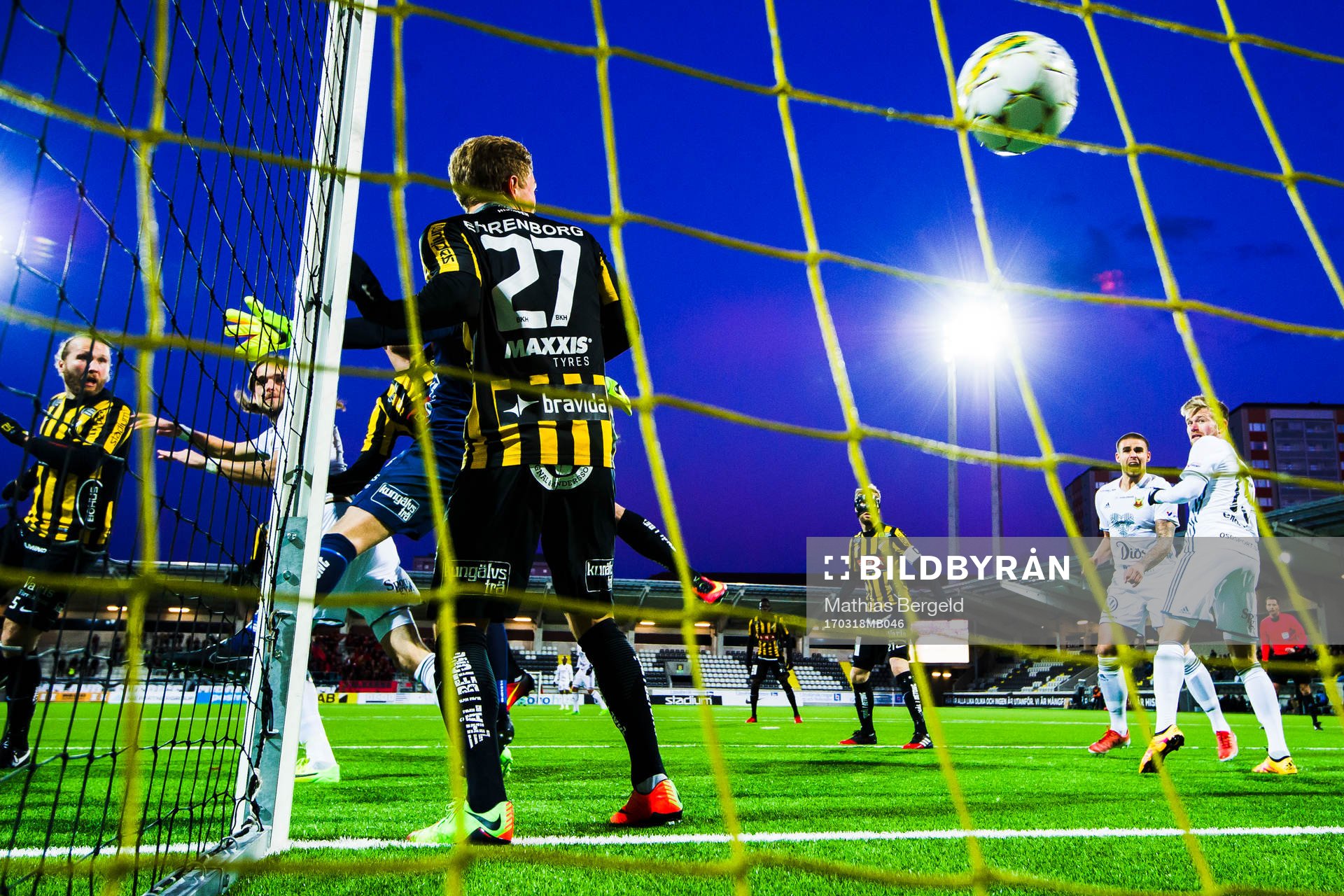 Östersunds Tom Pettersson nickar in 0-1 bakom Häckens