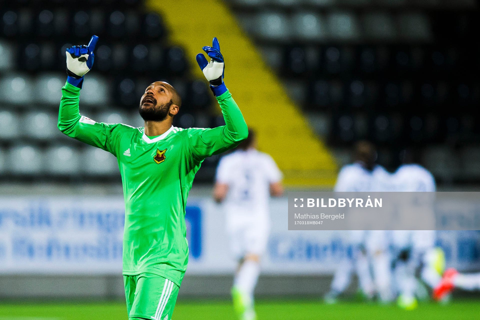 Östersunds målvakt Aly Keita jublar