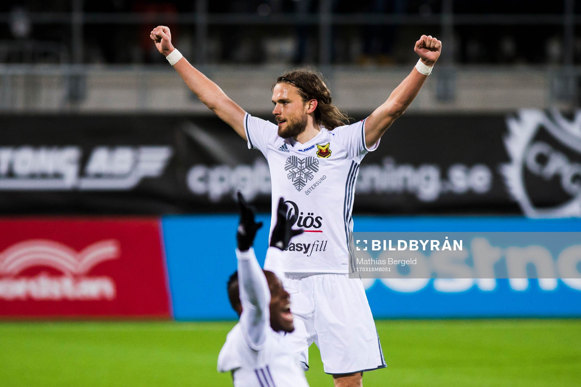 Östersunds Tom Pettersson och Samuel Mensiro jublar med