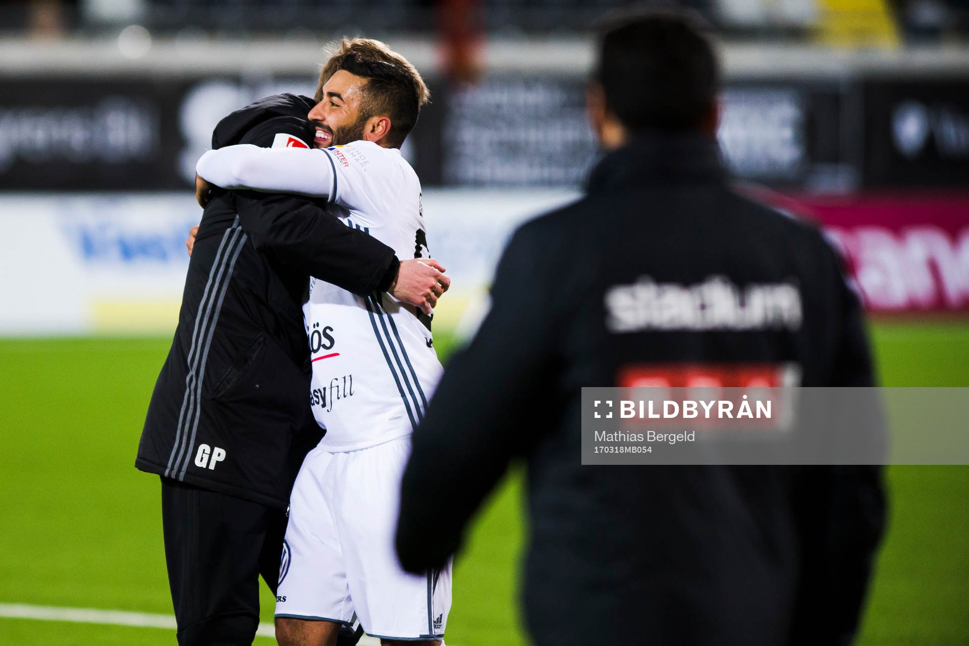 Östersunds tränare Graham Potter jublar med Saman Ghoddos