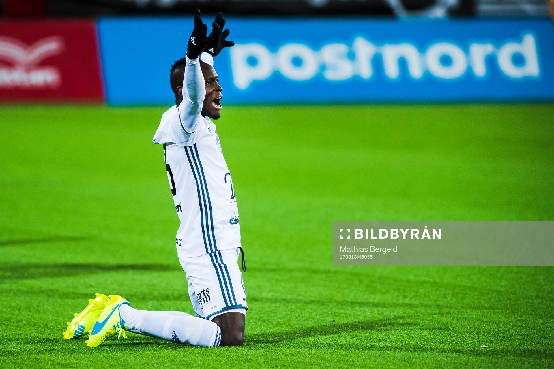 Östersunds Samuel Mensiro jublar med Saman Ghoddos