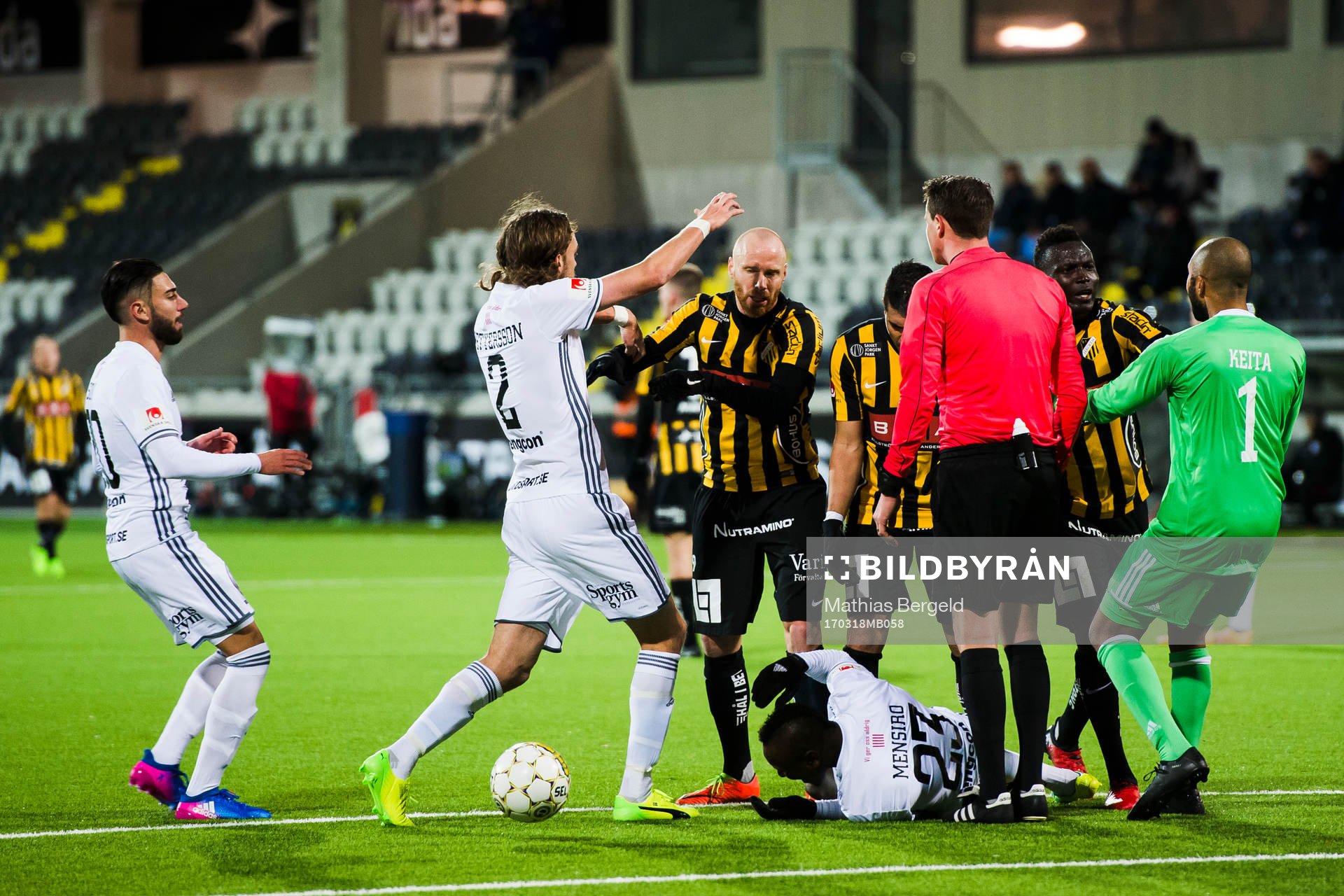 Östersunds Gabriel Somi och Tom Pettersson  diskuterar med
